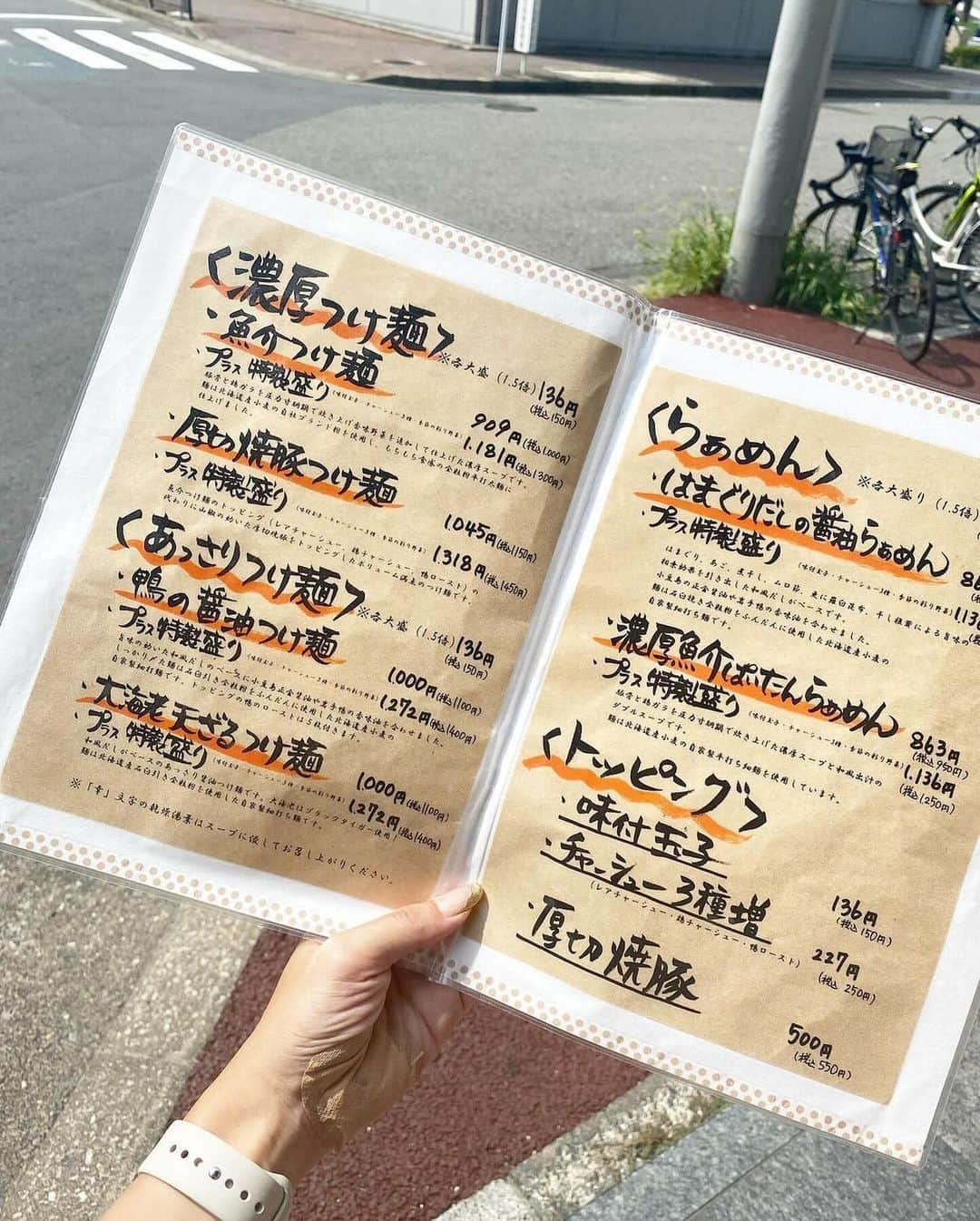 ナゴレコさんのインスタグラム写真 - (ナゴレコInstagram)「📍「麺家 幸先坂」 ･････････････････････････････････････････  あわあわのクリーミーなつけ麺🍜💕  今日は鶴舞駅の近くにある麺処「麺家 幸先坂」さんをご紹介！ 「麺家 幸先坂」さんでは、自家製麺やこだわりの出汁を使ったつけ麺やラーメンがとても人気✨  お店を訪れたらぜひ食べたいのが、このクリーミーなつけ麺！ ほのかに泡立つつけ汁が食欲をそそります🔥  スープが絡みやすい少し平たい麺ももっちりとしていてとても美味しそう🍜 つけ麺の他にも、ぱいたんラーメンやシンプルなお醤油ラーメンなど、いろんな味のラーメンが楽しめるみたい🥢  気になった人はぜひお店のアカウントをチェックしてみてね🔖  ┈┈┈┈┈┈┈┈┈┈┈┈┈┈┈┈┈┈┈  🍤名古屋のローカルグルメメディア【ナゴレコ】🍤  名古屋人がレコメンドする本当に美味しい名古屋めし🥢 これさえフォローしておけば、街の流行りがきっとわかる◎ 100名以上の編集部で作り上げる、名古屋エリア最大規模のグルメメディアです📝  他の投稿はこちらから👉 @nagoya_food  ┈┈┈┈┈┈┈┈┈┈┈┈┈┈┈┈┈┈┈  素敵な投稿にタグ付けしていただきありがとうございます✨  #ナゴレコ で、あなたの投稿をリポスト！ webサイト「ナゴレコ」もチェックしてね👀 ･････････････････････････････････････････  ☞ photo by （ @n__tabelog ）さん  . 🔖麺家 幸先坂(鶴舞)  鶴舞駅からすぐの所にある 人気のラーメン屋さん🍜✨ 【麺家 幸先坂】>> @menya_saisakizaka ずっと行きたくてママ友と行ってきたよ😍  .  ✼••┈┈┈┈┈┈••✼••┈┈┈┈┈┈••✼  ▶︎魚介つけ麺(¥1,000) ▶︎濃厚魚介ぱいたんらぁめん(¥950)  ✼••┈┈┈┈┈┈••✼••┈┈┈┈┈┈••✼  .  私が食べたのは【魚介つけ麺】🎶 +300円で特製盛りにもできたんだけど すでに食後だったから今回はこちら😆✨  ぐつぐつしてて熱々な濃厚なつけ汁🔥 魚介つけ麺だけど魚介の臭みは無し！ 濃厚だけど濃すぎず止まらなくなる😍🍜 もちもちの全粒粉平打ち太麺によーく絡んで あっという間にご馳走様でした🙏🏻💓  .  行ったのは平日11時半頃☀️ 既に満席で少し待ったよ〜🎶 帰る頃には外に行列出来てたから早めがおすすめ！ キレイな店内でおひとりさまも多かったよ🙆‍♀️ 私も今後1人で来れちゃうの確認できてよかった😁 鶏白湯もすごく美味しそうだったからまた行こう〜🤍  ････････････････････････････････････････････ 名古屋市中区千代田5-22-18 グランドメゾン鶴舞公園 1F ▶︎▶︎麺家 幸先坂(さいさきざか) @menya_saisakizaka ●営業時間 11:00～14:30 17:30～21:30 ●定休日 無 ●交通手段 JR鶴舞駅より徒歩1分 ●駐車場 無(近隣にコインパーキングあり) ････････････････････････････････････････････  おすすめのお店はこちら▶︎▶︎ n_tabelog 𖧷」11月15日 18時26分 - nagoya_food