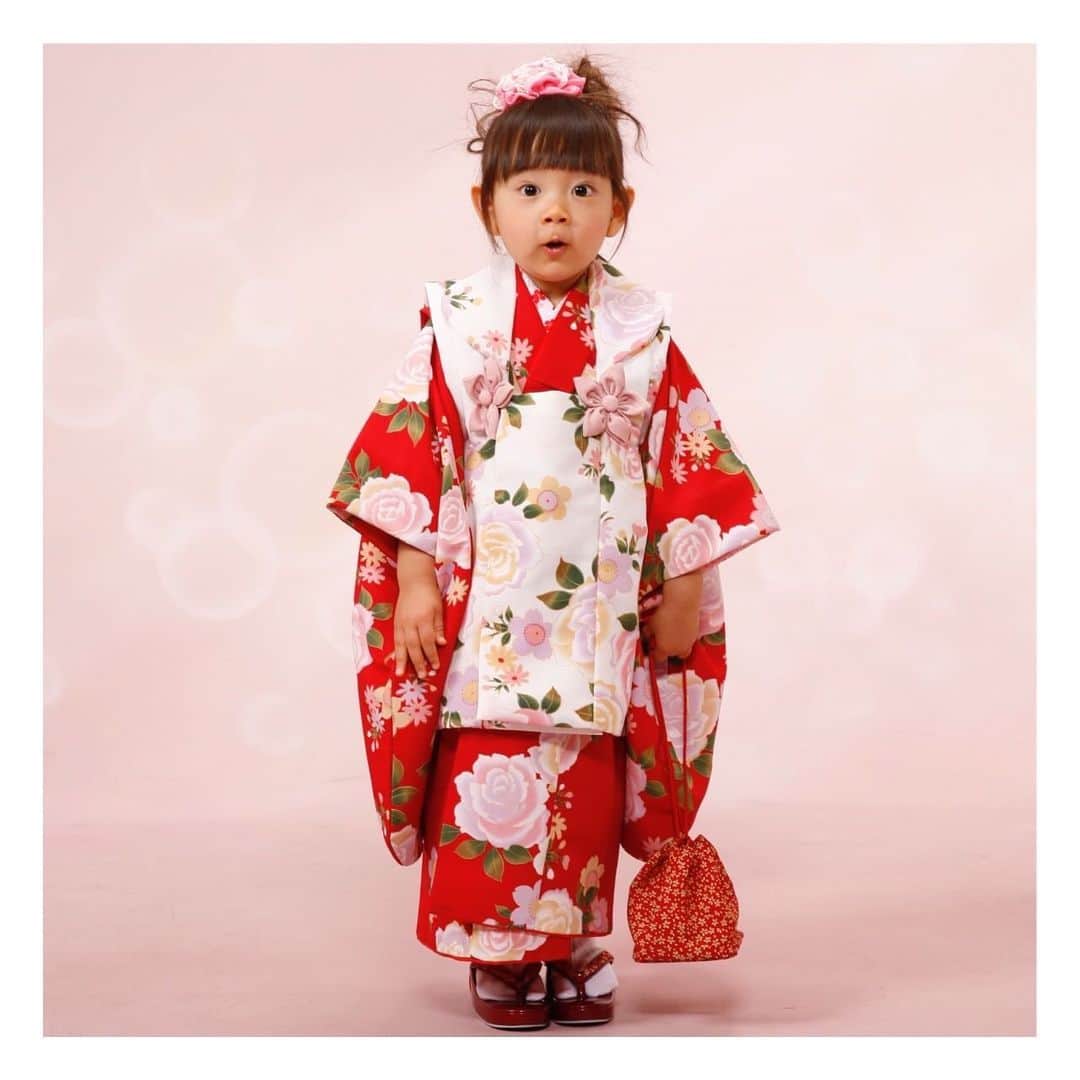 近藤結良のインスタグラム：「👶🏻🩷 今日は七五三だから… ゆらの3歳と7歳の時の写真を!! * * 思ったより変わらなくてびっくりだよ笑 * * #ニコラ #nicola #ニコモ #ニコラ12月号発売中 #近藤結良 #ゆらふぉとぐらむ #07line #七五三  #かこぴく  #過去pic」