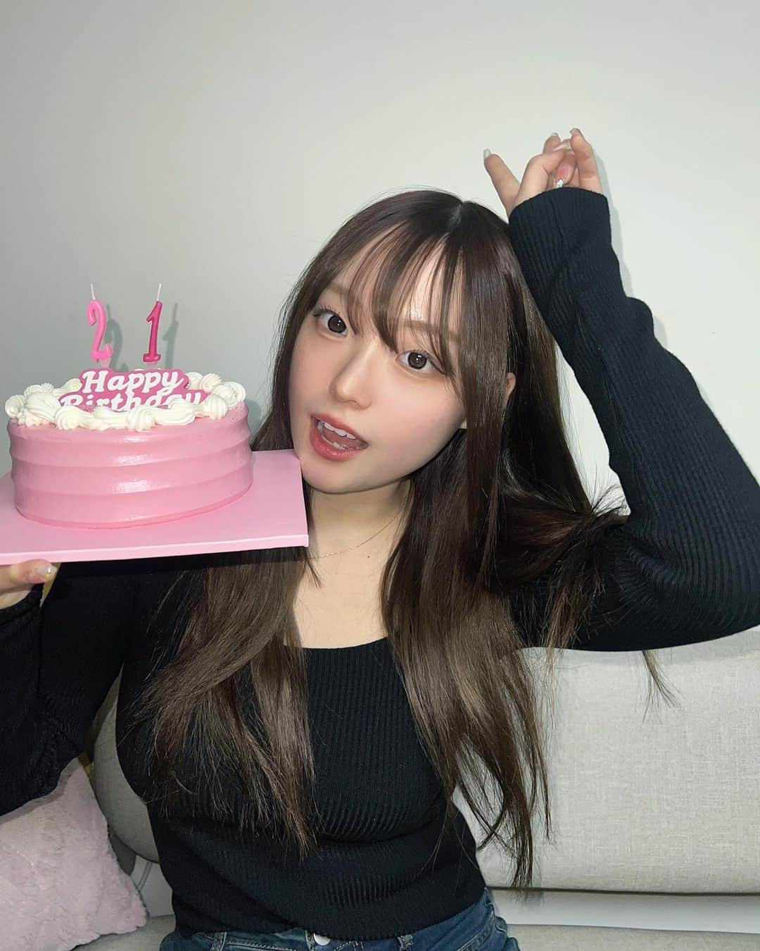 ゆうなのインスタグラム：「21歳の誕生日！！(ｰ̀֊ｰ́˶ჱ̒ みんなお祝いDMたくさんありがとう🥹うれしい、 わたし大人やで〜！ 最近勉強とかで忙しくて あんまり関われてないけど 変わらず応援してくれてありがとう！🫰ﾀﾞ!ｲ!ｽｷ もっと頑張ります！！！！！！ YouTubeも撮ったからまた載せるね！❤️」