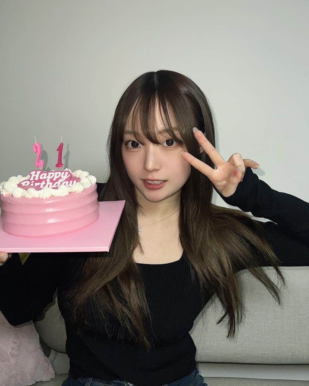 ゆうなさんのインスタグラム写真 - (ゆうなInstagram)「21歳の誕生日！！(ｰ̀֊ｰ́˶ჱ̒ みんなお祝いDMたくさんありがとう🥹うれしい、 わたし大人やで〜！ 最近勉強とかで忙しくて あんまり関われてないけど 変わらず応援してくれてありがとう！🫰ﾀﾞ!ｲ!ｽｷ もっと頑張ります！！！！！！ YouTubeも撮ったからまた載せるね！❤️」11月15日 18時22分 - unaunayuuna