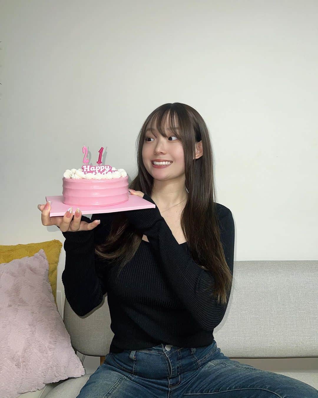 ゆうなさんのインスタグラム写真 - (ゆうなInstagram)「21歳の誕生日！！(ｰ̀֊ｰ́˶ჱ̒ みんなお祝いDMたくさんありがとう🥹うれしい、 わたし大人やで〜！ 最近勉強とかで忙しくて あんまり関われてないけど 変わらず応援してくれてありがとう！🫰ﾀﾞ!ｲ!ｽｷ もっと頑張ります！！！！！！ YouTubeも撮ったからまた載せるね！❤️」11月15日 18時22分 - unaunayuuna