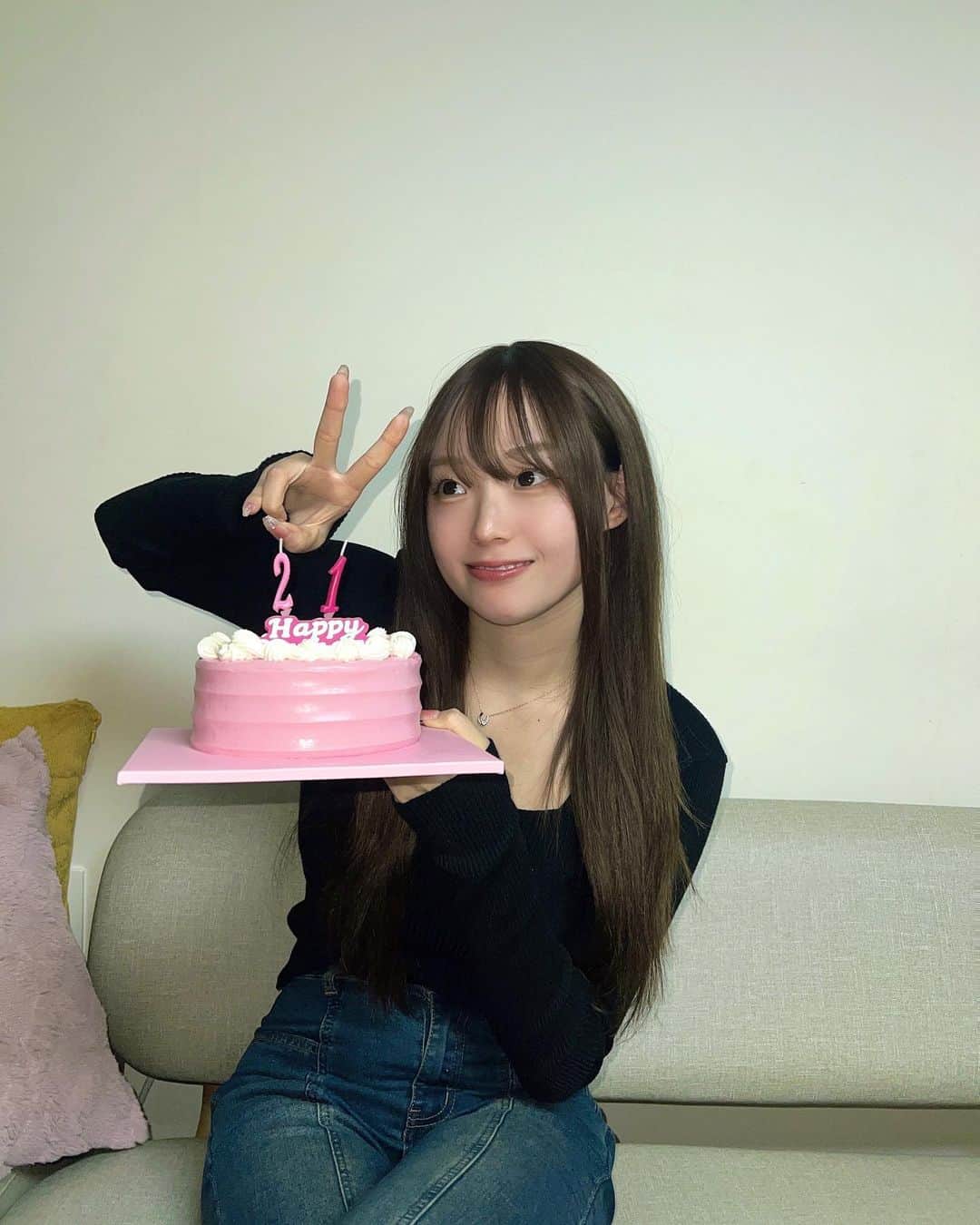 ゆうなさんのインスタグラム写真 - (ゆうなInstagram)「21歳の誕生日！！(ｰ̀֊ｰ́˶ჱ̒ みんなお祝いDMたくさんありがとう🥹うれしい、 わたし大人やで〜！ 最近勉強とかで忙しくて あんまり関われてないけど 変わらず応援してくれてありがとう！🫰ﾀﾞ!ｲ!ｽｷ もっと頑張ります！！！！！！ YouTubeも撮ったからまた載せるね！❤️」11月15日 18時22分 - unaunayuuna