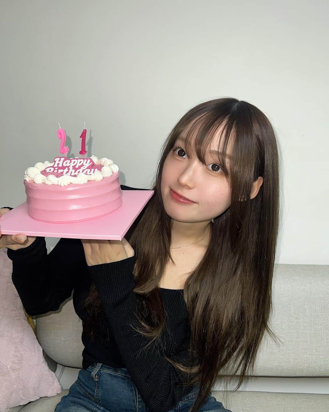 ゆうなさんのインスタグラム写真 - (ゆうなInstagram)「21歳の誕生日！！(ｰ̀֊ｰ́˶ჱ̒ みんなお祝いDMたくさんありがとう🥹うれしい、 わたし大人やで〜！ 最近勉強とかで忙しくて あんまり関われてないけど 変わらず応援してくれてありがとう！🫰ﾀﾞ!ｲ!ｽｷ もっと頑張ります！！！！！！ YouTubeも撮ったからまた載せるね！❤️」11月15日 18時22分 - unaunayuuna