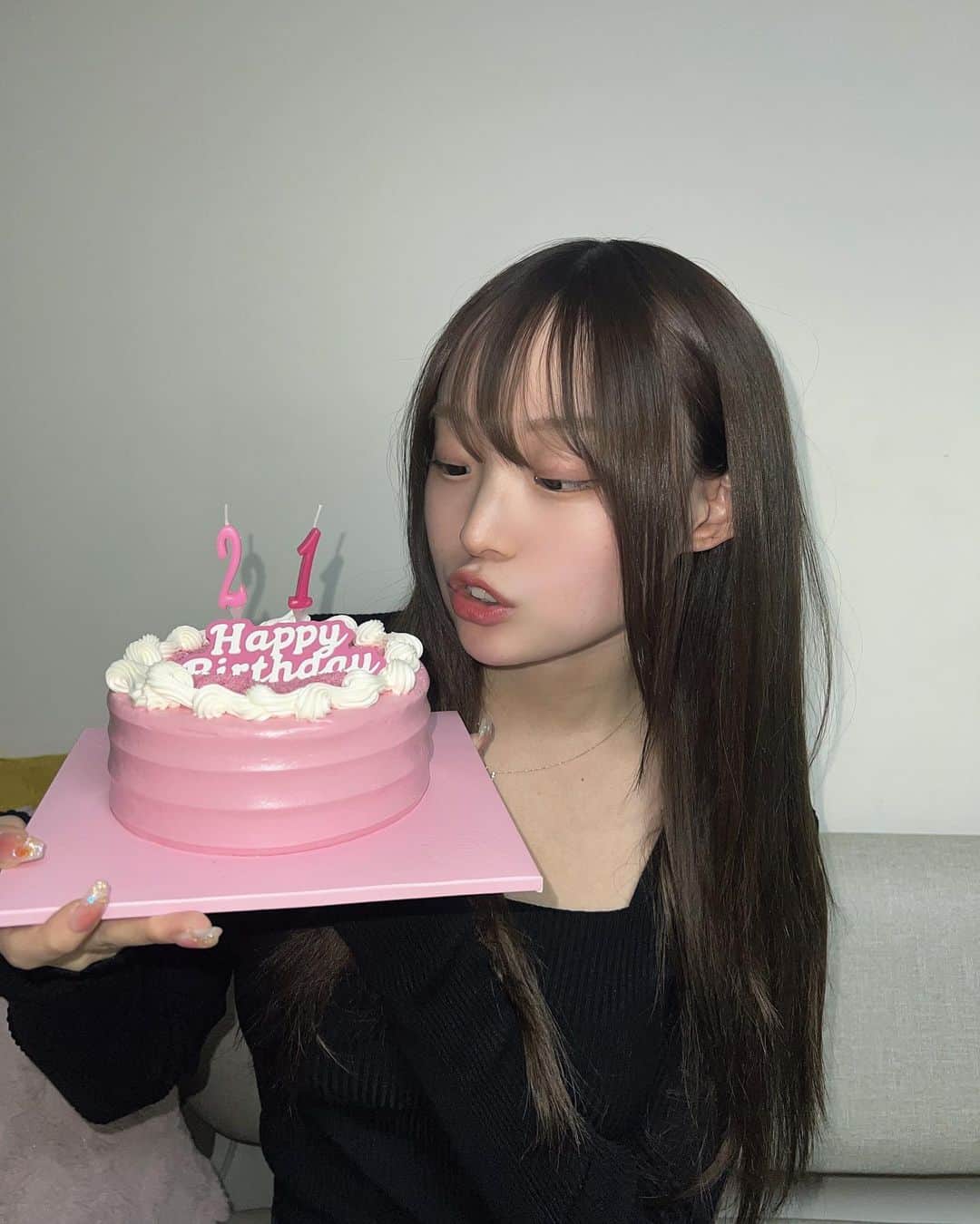 ゆうなさんのインスタグラム写真 - (ゆうなInstagram)「21歳の誕生日！！(ｰ̀֊ｰ́˶ჱ̒ みんなお祝いDMたくさんありがとう🥹うれしい、 わたし大人やで〜！ 最近勉強とかで忙しくて あんまり関われてないけど 変わらず応援してくれてありがとう！🫰ﾀﾞ!ｲ!ｽｷ もっと頑張ります！！！！！！ YouTubeも撮ったからまた載せるね！❤️」11月15日 18時22分 - unaunayuuna