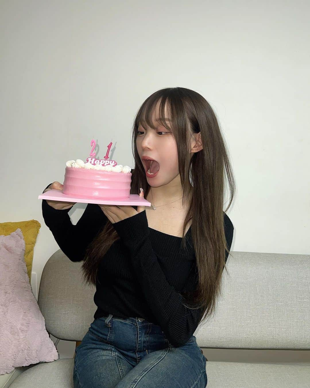 ゆうなさんのインスタグラム写真 - (ゆうなInstagram)「21歳の誕生日！！(ｰ̀֊ｰ́˶ჱ̒ みんなお祝いDMたくさんありがとう🥹うれしい、 わたし大人やで〜！ 最近勉強とかで忙しくて あんまり関われてないけど 変わらず応援してくれてありがとう！🫰ﾀﾞ!ｲ!ｽｷ もっと頑張ります！！！！！！ YouTubeも撮ったからまた載せるね！❤️」11月15日 18時22分 - unaunayuuna