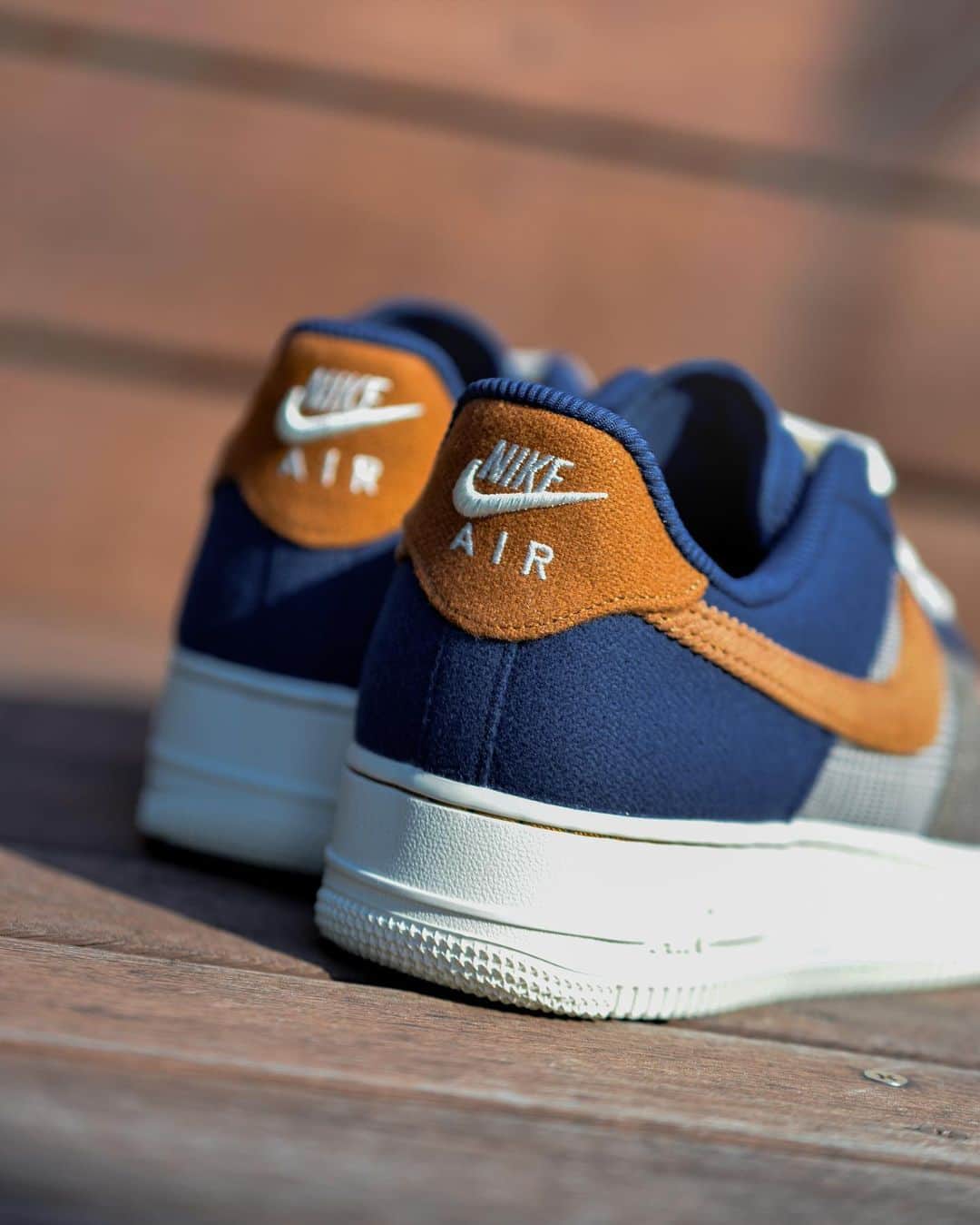 アトモスさんのインスタグラム写真 - (アトモスInstagram)「. NIKE Tweed and Corduroy 冬らしいAIR FORCE 1とDUNK LOWが登場。 深みのあるネイビーと、カカオワウからカーキ、セサミに至るリッチで温かみのあるブラウンのクラシックなパレットに、エイジング加工を施したツーリングをあしらい、ガムのミディアムブラウンのアウトソールで仕上げている。 素材はフェルトウール、コーデュロイ、レーヨンヘリンボーン、シュータンにはマットサテン、サイドには千鳥格子を採用するなどアパレルからインスピレーションを受けている。 本商品は現在atmos-tokyo.comにて抽選受付中。11月20日(月)よりatmos 各店（一部店舗除く）、atmos オンラインにて発売致します。  Introducing the winter-like AIR FORCE 1 and DUNK LOW. A classic palette of deep navy and rich, warm browns ranging from cacao wow to khaki to sesame is finished with aged tooling and finished with a gum medium brown outsole. The shoes are inspired by apparel, with materials such as felted wool, corduroy, and rayon herringbone, matte satin on the tongue, and houndstooth on the sides. This product is currently available for lottery at atmos-tokyo.com. It will be on sale at all atmos stores (excluding some stores) and atmos online from November 20th (Monday).  #atmos#nike#dunk#airforce1」11月15日 18時23分 - atmos_japan