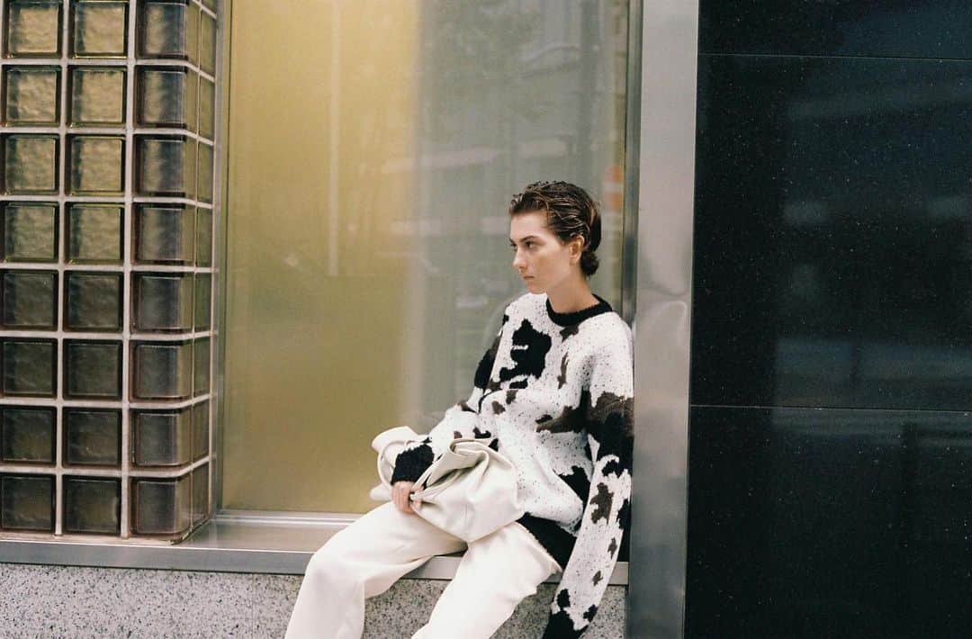 ウィムガゼットさんのインスタグラム写真 - (ウィムガゼットInstagram)「. 【WINTER WHITE - 2023 Winter Collection】.  Knit(Whim Gazette)¥33,000 Pants(Whim Gazette)¥29,700 Bag(Hoaw.)¥28,600 Shoes(Hoaw.)¥39,600  .  ひとつで冬の着こなしを印象づける 「コート」と「ニット」。  スタリングの主役を担うから、 見た目も肌触りも大切にしたい。  素材が優しさを助長して、デザインで高揚感を。  飾る引きぜひ、ご覧ください。  .  #whimgazette #ウィムガゼット#2023aw #2023autumnwinter  #webcatalog #webカタログ #ニット #cow #ホワイト #ホワイトコーデ #ワントーン #ワントーンコーデ #秋コーデ #冬コーデ #秋冬 #秋冬ファッション #秋冬コーデ #秋服 #冬服 #新作 #人気 #再入荷」11月15日 20時30分 - whimgazette_official