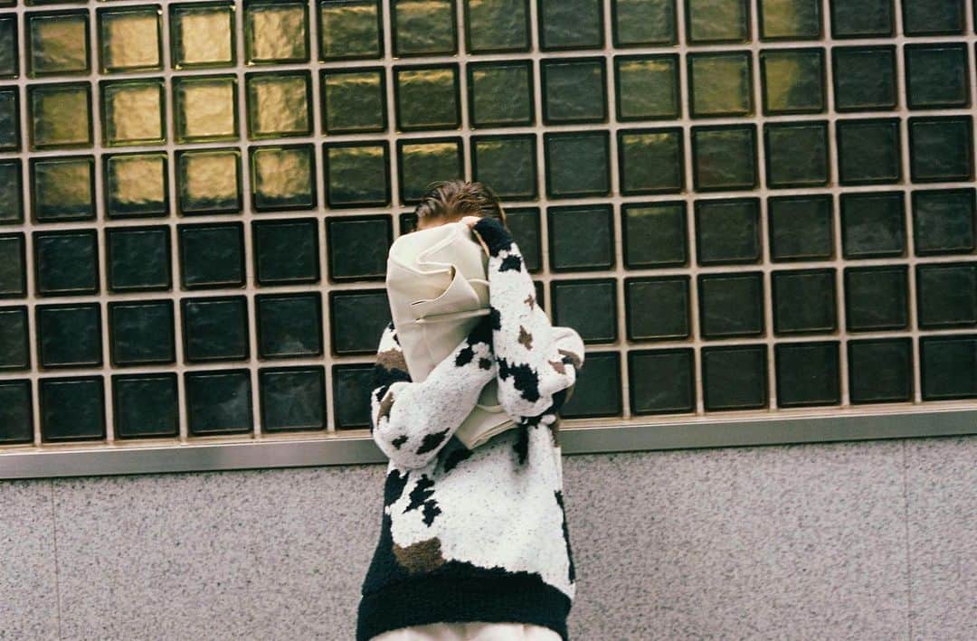 ウィムガゼットさんのインスタグラム写真 - (ウィムガゼットInstagram)「. 【WINTER WHITE - 2023 Winter Collection】.  Knit(Whim Gazette)¥33,000 Pants(Whim Gazette)¥29,700 Bag(Hoaw.)¥28,600 Shoes(Hoaw.)¥39,600  .  ひとつで冬の着こなしを印象づける 「コート」と「ニット」。  スタリングの主役を担うから、 見た目も肌触りも大切にしたい。  素材が優しさを助長して、デザインで高揚感を。  飾る引きぜひ、ご覧ください。  .  #whimgazette #ウィムガゼット#2023aw #2023autumnwinter  #webcatalog #webカタログ #ニット #cow #ホワイト #ホワイトコーデ #ワントーン #ワントーンコーデ #秋コーデ #冬コーデ #秋冬 #秋冬ファッション #秋冬コーデ #秋服 #冬服 #新作 #人気 #再入荷」11月15日 20時30分 - whimgazette_official