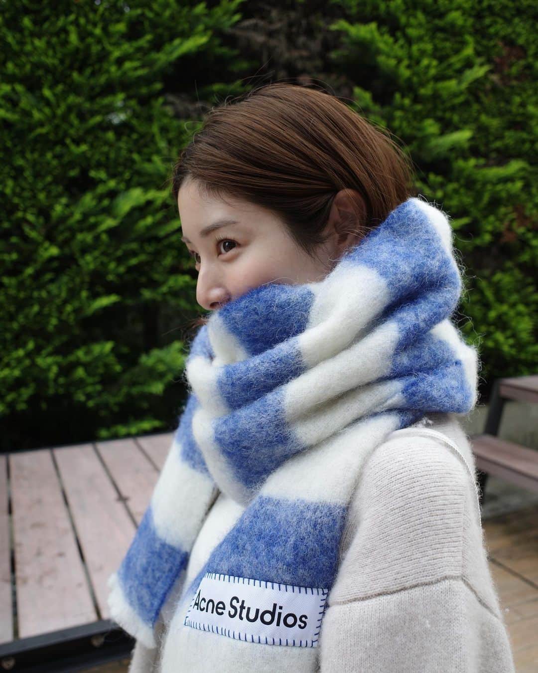 青谷優衣のインスタグラム：「🧣🩵 @acnestudios」
