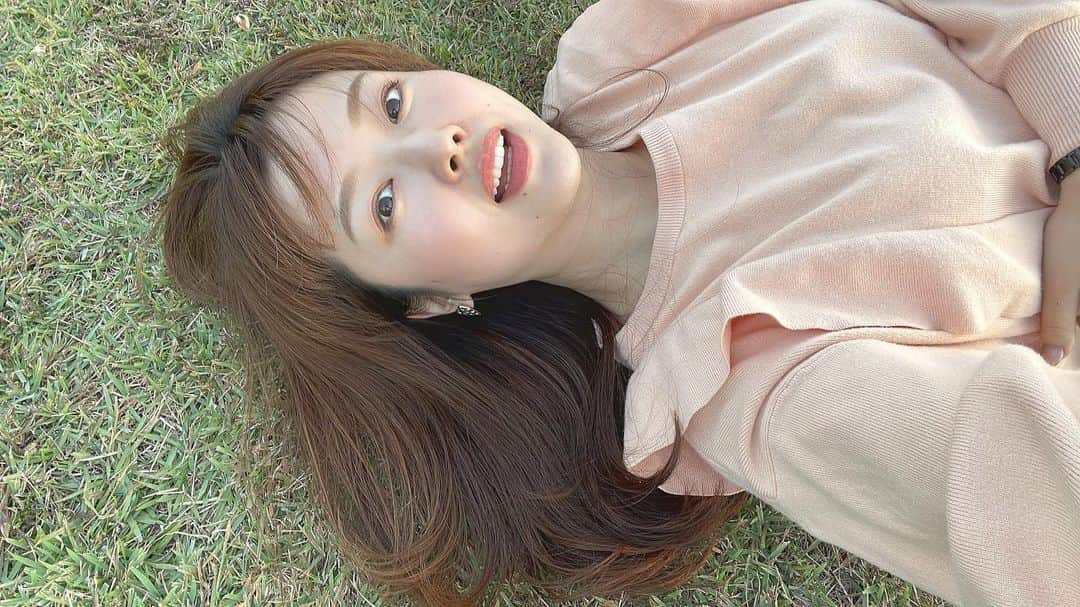 加藤響子のインスタグラム：「公園で🗣️ 誰もいないから寝てみた🧍‍♀️ 芝生に寝そべるの楽しい。 もれなく童心に帰ることができます👦🧒」