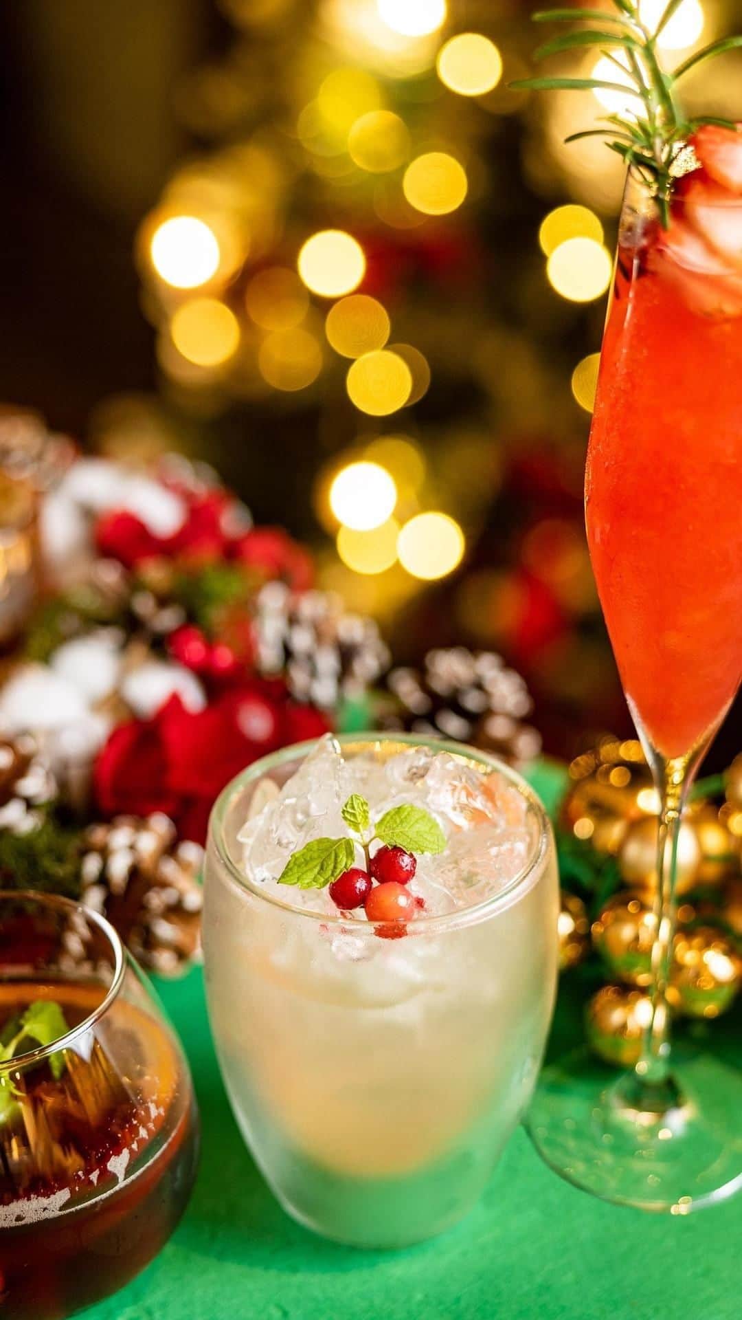 ESTINATE HOTELのインスタグラム：「今年のクリスマスは特別な味わいで彩りませんか？ 期間限定のクリスマスカクテルが登場しました！🎄✨  🍓 Berry Royal（ベリー・ロワイヤル） ラズベリー、ストロベリー、クランベリー、そしてスパークリングワインが織り成す、クリスマスの乾杯にぴったりの一杯。甘酸っぱいフレーバーが贅沢に広がります。  🍈 Paloma de ESTINATE（パローマ・デ・エスティネート） メキシコで愛される伝統的なカクテル、パローマ。ESTINATEが独自の味わいを追求し、フレッシュなグレープフルーツを使用しています。メキシコの風を感じながら、クリスマスをお楽しみください！🇲🇽  🌺 Sangria Spritzer Rouge（サングリア・スプリッツァー・ルージュ） 沖縄らしいフルーツ、グァバやシークヮーサーで作った自家製サングリア。ソーダで割り、爽やかな味わいに仕上げました。南国気分で素敵なひと時を過ごしましょう！🌴  今年のクリスマスは、ぜひお楽しみください！  ・  Have you finalized your Christmas plans this year? 🍹✨ Introducing our limited-time Christmas cocktails! 🎄  🍓 Berry Royal A perfect toast for Christmas, combining raspberry, strawberry, cranberry, and sparkling wine. Indulge in the luxurious flavors of sweet and tangy berries with a touch of effervescence.  🍈 Paloma de ESTINATE Experience the most famous Mexican cocktail, Paloma, with a unique twist from ESTINATE. Crafted with fresh grapefruit, it captures the original essence that makes it a true holiday delight. Enjoy Christmas with a touch of Mexican flair!  🌺 Sangria Spritzer Rouge A homemade sangria featuring Okinawan fruits like guava and shikuwasa. Refreshingly blended with soda, it delivers a crisp and delightful taste. Transport yourself to a tropical paradise and savor the festive moments!  Add a special touch to your Christmas with these unique flavors!  今年的聖誕計畫已經確定了嗎？ 推薦我們限時的聖誕雞尾酒！🎄  🍓 Berry Royal 一款完美的聖誕乾杯，結合了覆盆子、草莓、蔓越莓和起泡酒。沉浸在甜蜜而酸爽的莓果風味中，帶有一絲氣泡的奢華感受。  🍈 Paloma de ESTINATE 體驗最著名的墨西哥雞尾酒之一，Paloma，帶有艾斯蒂納特獨特的風味。使用新鮮的葡萄柚製作，捕捉到原汁原味，是一種真正的節日美味。在聖誕中感受一點墨西哥風情！  🌺 Sangria Spritzer Rouge 採用獨家製作的桑格利亞，使用芭樂、柳橙等琉球特有的水果。混合蘇打水，味道清新宜人。讓自己置身於熱帶天堂，享受節慶時光！」