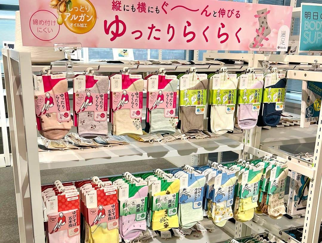 桃果愛さんのインスタグラム写真 - (桃果愛Instagram)「ミラクルな展示会🧦💛 ⁡ fukuske @fukuske_press さんの展示会にて たんぽぽの川村エミコ @kawamura_emiko さんと❤️ ⁡ とっても優しくて素敵な方でした🥰✨✨ たくさんお話し出来て楽しくて嬉しかったです〜❣️ ありがとうございました❤️ ⁡ あー🙈展示会前に朝☕️で一息して気が抜けてる瞬間を見られていたことがわかり、恥ずかしさMAXな私でした🙈🍑笑 ⁡ fukuskeさんの新作はチラ見せ🫣💓 次の動画でレポしますね〜🎥💕 ⁡ 今日もお疲れ様でした🫶😌 急に寒くなってきたからみんな風邪ひかないで〜❣️  タイツはmomoskeだよ💕 @fukuske_press  ⁡ Love yourself and be happy ! Ai Momoka💋 ⁡ ⁡ #fukuske #福助 #ファッション好き #プラスサイズ #プラスサイズコーデ #プラスサイズモデル」11月15日 18時27分 - ai_momoka.plussizemodel