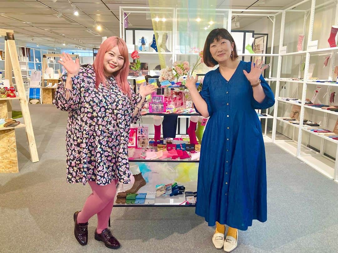 桃果愛さんのインスタグラム写真 - (桃果愛Instagram)「ミラクルな展示会🧦💛 ⁡ fukuske @fukuske_press さんの展示会にて たんぽぽの川村エミコ @kawamura_emiko さんと❤️ ⁡ とっても優しくて素敵な方でした🥰✨✨ たくさんお話し出来て楽しくて嬉しかったです〜❣️ ありがとうございました❤️ ⁡ あー🙈展示会前に朝☕️で一息して気が抜けてる瞬間を見られていたことがわかり、恥ずかしさMAXな私でした🙈🍑笑 ⁡ fukuskeさんの新作はチラ見せ🫣💓 次の動画でレポしますね〜🎥💕 ⁡ 今日もお疲れ様でした🫶😌 急に寒くなってきたからみんな風邪ひかないで〜❣️  タイツはmomoskeだよ💕 @fukuske_press  ⁡ Love yourself and be happy ! Ai Momoka💋 ⁡ ⁡ #fukuske #福助 #ファッション好き #プラスサイズ #プラスサイズコーデ #プラスサイズモデル」11月15日 18時27分 - ai_momoka.plussizemodel