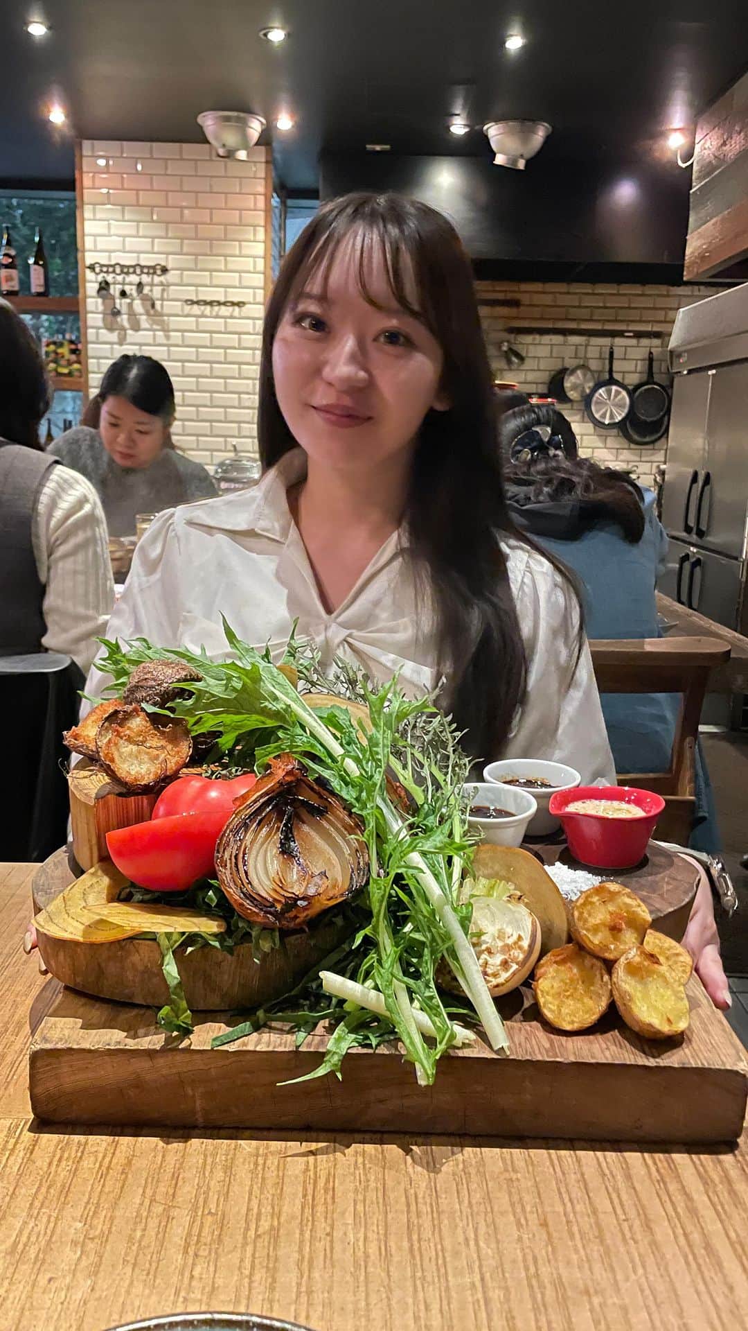 りょうくんグルメのインスタグラム：「【WE ARE THE FARM 恵比寿】  野菜がたっぷり楽しめる大人女性に大人気の恵比寿ディナー。  季節の鉄板焼きバーニャカウダースペシャルコース。 は¥6,980コース（税込¥7,670）で ＜乾杯スパークリングワイン1杯付き） ◆名物世界ートマトとバジルのブラータチーズ ◆オーガニックケールのワイルドシーザーサラダ ◆季節の鉄板焼きバーニャカウダー ◆地鶏の真空低温調理63°Cの鉄板グリル ◆ケールチャーハン  自分たちの手で畑を耕し、無農薬・無化学肥料・露地栽培にこだわった旬の野菜が楽しめるオーガニックレストラン。 お店は薄暗く雰囲気がとても良い。 混雑していてちょっと店員さんの物忘れが目立ったが(乾杯スパークリングワインも今思ったら来てない笑) 野菜がたっぷり楽しめて、最後のメインとケールのガーリックチャーハンでしっかりと満足度も高い。 デートしてるお客さんや女子会にも使われててほんとに良かったー。 他には火鍋コースもあったよ。 ここの野菜は本当に美味しい！！  飲み放題にはオーガニックワイン、リキュール各種、焼酎、ソフトドリンク。 アサイードリンク飲み放題が嬉しすぎた！  An organic restaurant where you can enjoy seasonal vegetables grown without pesticides, chemical fertilizers, and in the open air. If you are looking for a delicious vegetable dinner in Tokyo, this is the place to go.  🏠WE ARE THE FARM Ebisu 💰 1名予算¥8000 ✍️予約可能 📍 東京都渋谷区恵比寿西2-8-10 ORIX恵比寿西ビル1F (ORIX Ebisu-Nishi Building 1F, 2-8-10 Ebisu-Nishi, Shibuya-ku, Tokyo)」