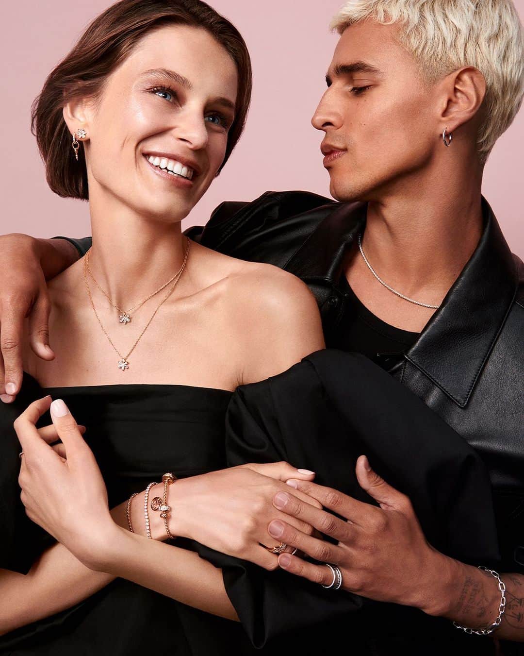 PANDORAさんのインスタグラム写真 - (PANDORAInstagram)「The way they both shine in Pandora. Discover gifts for all the loves on your list. ✨ #LovesUnboxed #Pandora  #Jewellery」11月15日 18時28分 - theofficialpandora