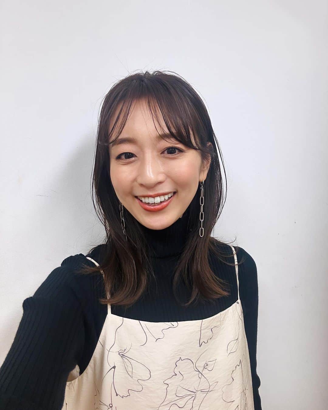 伊藤舞のインスタグラム：「11月のARNEの衣装。 . @hholickids さんの print camisole one-pieceです。 . テキスタイルがさりげなくかわいくて 大人っぽく着こなせます♡ 今回は秋冬っぽく黒タートルと合わせました！ . 水曜21:54〜にお引越ししたARNE もう見ていただけましたか？ ワイワイ女子会のようにトークしてますので ぜひチェックしてください♡ . . #hholic  #outfit  #arne #fukuoka」