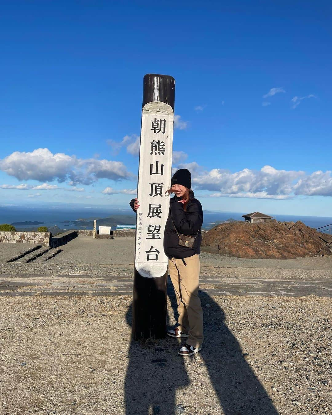 サキさんのインスタグラム写真 - (サキInstagram)「サクッとままとぱぱと三重旅行😉👍 いろんな所周って満喫出来た〜風強すぎたけどなあ〜爆笑 今年も @carharttwip_jp のダウンお世話なりますww  にっとぼう #ugg だうん #carhartt  ぱーかー #calvinklein  ぱんつ #gramicci  くう #nike  かばん #louisvuitton   #このダウンまじ暖かすぎてヒートテックと合わせたらまじ汗かくレベルであったかい #たぶん去年も同じ事ゆうてた」11月15日 18時30分 - 88_gira_88