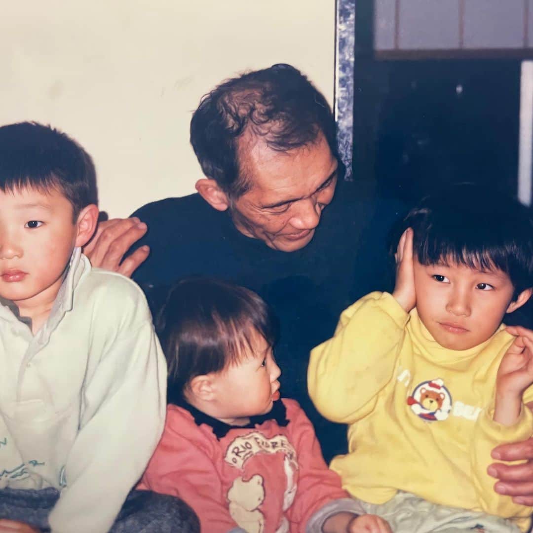 松浦彩のインスタグラム：「出演情報  地元に暮らす利点はたくさんあるけれど、 いま挙げるのなら大好きな家族とねこたちとの今を過ごせるところ！  大好きだった祖父母を見送って、家族との時間は有限なのだと感じました。大人になっていくにつれて自分の世界が広がり、必死に日々を生きていくほど家族との時間は減っていく。  それは決して悪いことではないけれど、わたしは地元にいたから祖父母とのささやかな瞬間をともにできました。  いろんな選択があり、どれも正解。 祖父母の喜ぶ顔がお仕事を頑張る原動力だったわたしにとっては、これが最適解でした☺️ ⠀ 　 2023年11月19日（日）10:30～13:00 ＼ SHONAIとつながるオンラインミーティング ／ 　〔Zoom Webinarでライブ配信〕 　　参加費：無料 　　定　員：20名  山形県庄内地方をオンラインミーティングを開催！ 庄内に移住した3名のゲストを迎え、庄内のあるあるを交えながら子育てトークを広げていきます♪  MCは独身の松浦彩です！ つまり独身の方も気兼ねなくご参加いただけます😂 わたしの仲間たち()のご参加もお待ちしております！！  お気軽にお申し込みください♡  ↓お申し込みはこちら↓ https://shonai-meeting.c-cad.jp/ のちほどストーリーズにリンクをアップしておきます！  まったく映えない背景(実家)とすっぴん髪ぼさぼさで写ってごめんなさい🥹あ、5枚目はお化粧しております💄」