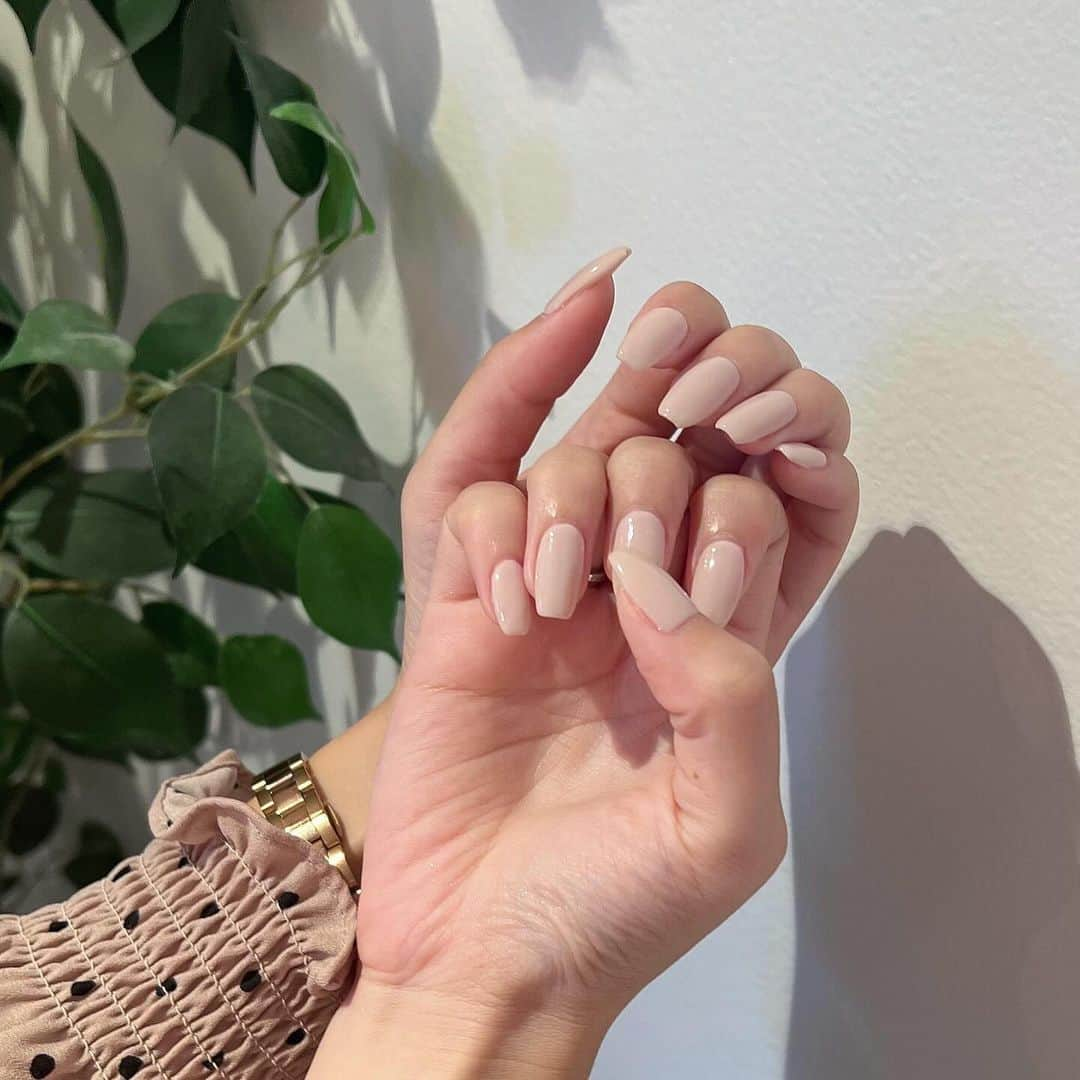 横山紗弓さんのインスタグラム写真 - (横山紗弓Instagram)「先月nailは ピンクのワンカラーでシンプルに💅 形は丸みのあるスクエアに、こだわりました♡  そして眉waxも同時施術😉 自分でしかお手入れしたことがない人は 一度！絶対に！行くべき！おすすめです！  いつもお世話になっているサロンさんが 眉やリップのアートメイクの キャンペーン実施中なのでご紹介させてください✨  2回セットが77,000円 ↓ 2回セット66,000円 ※11月末までのご予約  私のインスタを見たと伝えていただくと 5,000円引き👛 ※12月末までのご予約  わからないことがあれば @andart_fukuoka にお問い合わせください✉️」11月15日 18時31分 - 1129sym