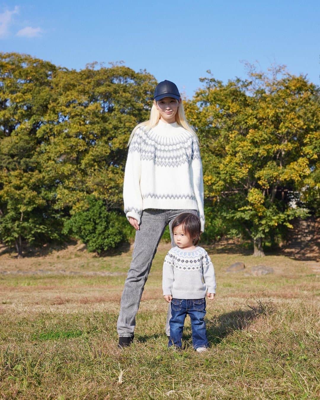 長田 侑子のインスタグラム：「GAP HOLIDAY FAMILY LOOK  公園で一緒に遊ぶときのリンクコーデ𓂃 𓈒𓏸𓋜  お揃いのフェアアイルセーターと、軽くて暖かいプリマロフトパファーでアクティブに  @gapkids_jp   #Gap #1y7m #ootd  #公園コーデ #親子リンクコーデ#PR」