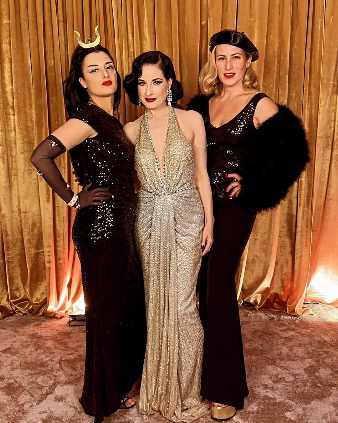 シャーロットオリンピアさんのインスタグラム写真 - (シャーロットオリンピアInstagram)「#DitaLasVegas ✨🍸 @ditavonteese with @adelemildred 👯‍♀️🕸️」11月15日 18時32分 - charlotteolympia