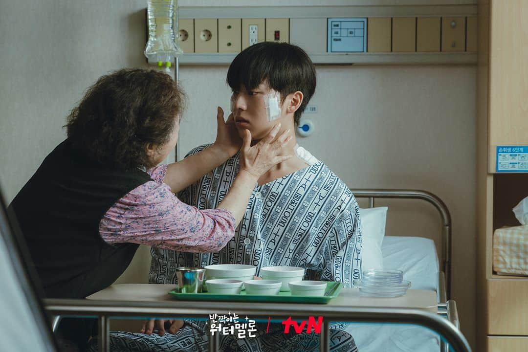 tvN DRAMA【韓国】さんのインスタグラム写真 - (tvN DRAMA【韓国】Instagram)「함께 했던 기억으로 아픔을 이겨내고 아들 은결과 다시 만난 아빠 이찬! 기특해서 꼬옥 안아주고 싶은 모습✨  👉🏻 더 많은 비하인드 스틸은 홈페이지에서!  #반짝이는워터멜론 #TwinklingWatermelon」11月15日 18時33分 - tvn_drama