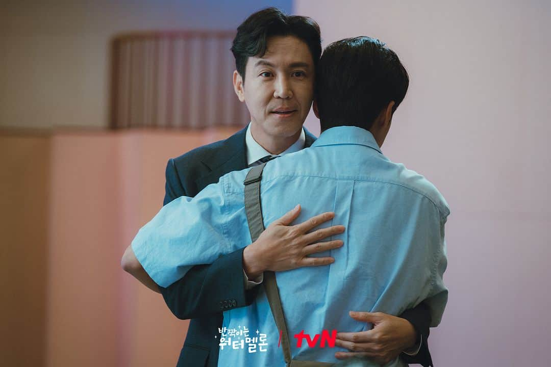 tvN DRAMA【韓国】さんのインスタグラム写真 - (tvN DRAMA【韓国】Instagram)「함께 했던 기억으로 아픔을 이겨내고 아들 은결과 다시 만난 아빠 이찬! 기특해서 꼬옥 안아주고 싶은 모습✨  👉🏻 더 많은 비하인드 스틸은 홈페이지에서!  #반짝이는워터멜론 #TwinklingWatermelon」11月15日 18時33分 - tvn_drama