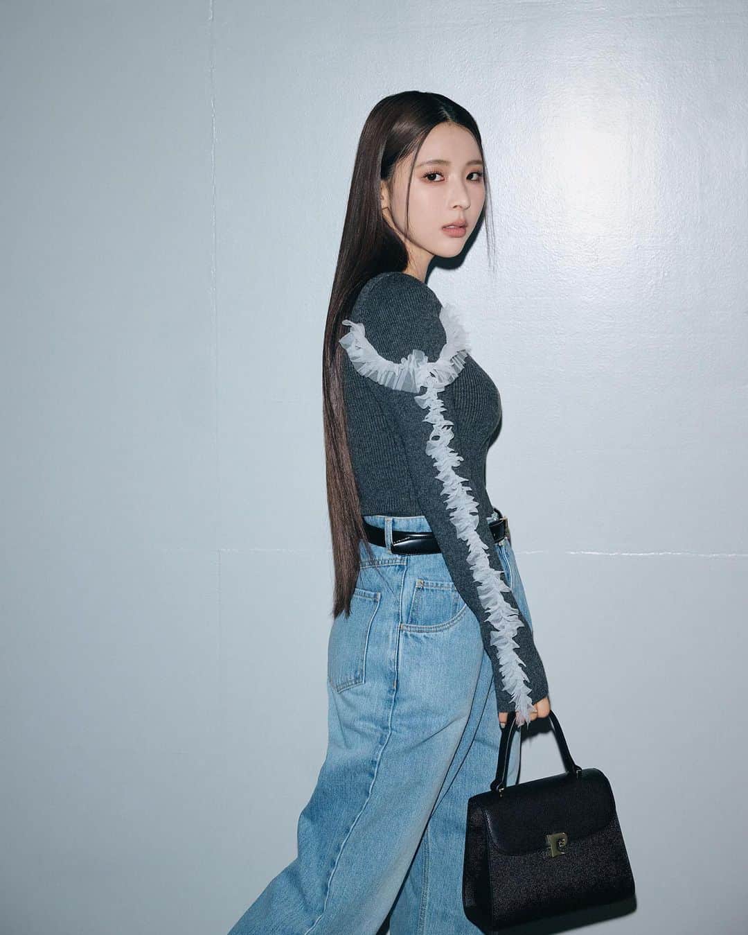 フレイアイディーのインスタグラム：「7DAYS OUTFIT WITH MICHI ニューエイジ、ミチと交わすスタイリングダイアログ  pierre cardin ×  FRAY I.D 到着したばかりのピエール・カルダンとのコラボレーションアイテムを軸に、鮮度の高いスタイリングをご提案。 トレンド要素を大人っぽくシフトした着こなしから、日常をちょっと特別に魅了するテクニックまで。 新世代のファッションアイコン、ミチが1WEEKコーディネートに身を包み、高感度にアプローチ。 @mi0306chi  -DAY3- 控えめながら品の良さを醸し出すのが、ピエール・カルダンのアイコニックなPモチーフ。 チュールのギャザーフリルが視線をひくニットトップスは、タックデニムでカジュアルにならす。 デイリースタイルの品格を、ゴールドモチーフがさりげなく引き上げてくれる。  Knit tops ¥19,800 (tax in) Pants ¥26,400 (tax in) Belt [pierre cardin] ¥12,100 (tax in) Bag [pierre cardin] ¥39,600 (tax in) Shoes ¥29,700 (tax in)  ●POP UP STOREについて 全国の主要店舗にて、期間限定でPOP UP STOREをオープンいたします。  ■ジェイアール名古屋タカシマヤ店 5階 　期間：11月8日(水)～11月14(火) 　営業時間：10:00～20:00  ■阪急うめだ本店 4階 　期間：11月9日(木)～11月15(水) 　営業時間：10:00～20:00  ■博多阪急店 1階メディアステージ横 　期間：11月22日(水)～11月28(火) 　営業時間：10:00～20:00  ●pierre cardinについて ピエール・カルダンは1950年にアトリエを設立、1959年にオートクチュールデザイナーとして初めてプレタポルテを発表し「モードの民主化」を図る。 その後もデザイナーで初めてライセンスビジネスを興し、家具、車、ジェット機までライフスタイルに関わるあらゆる商品をデザイン。 1960年代に発表した代表作「コスモコールルック」をはじめ、グラフィカルなデザインとカラー、常に時代の先を行くクリエーションは多くのデザイナーに影響を与えた。  #frayid #pierrecardin #michi」