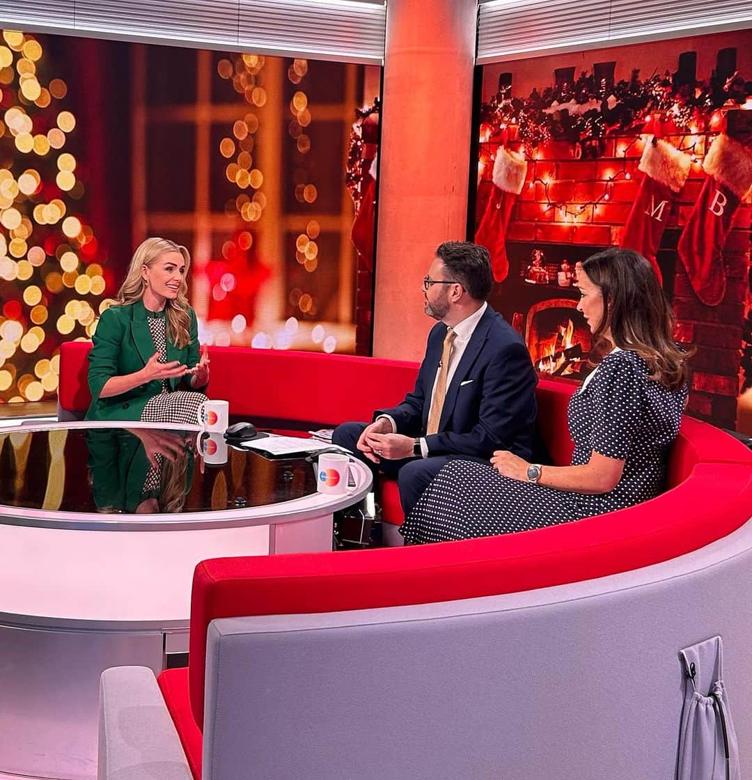 キャサリン・ジェンキンスさんのインスタグラム写真 - (キャサリン・ジェンキンスInstagram)「Always lovely to pop in to @bbcbreakfast to talk about the new single #HomeforChristmas & my upcoming BBC special from Swansea Arena next weekend. Thanks for a fun interview @sallynugenttv @jonkay01 #Christmas #Music #Carols @arenaabertawe」11月15日 18時43分 - katherinejenkinsobe