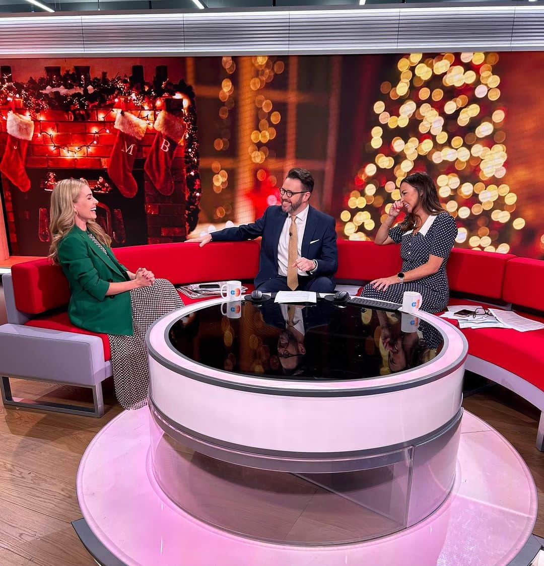 キャサリン・ジェンキンスのインスタグラム：「Always lovely to pop in to @bbcbreakfast to talk about the new single #HomeforChristmas & my upcoming BBC special from Swansea Arena next weekend. Thanks for a fun interview @sallynugenttv @jonkay01 #Christmas #Music #Carols @arenaabertawe」