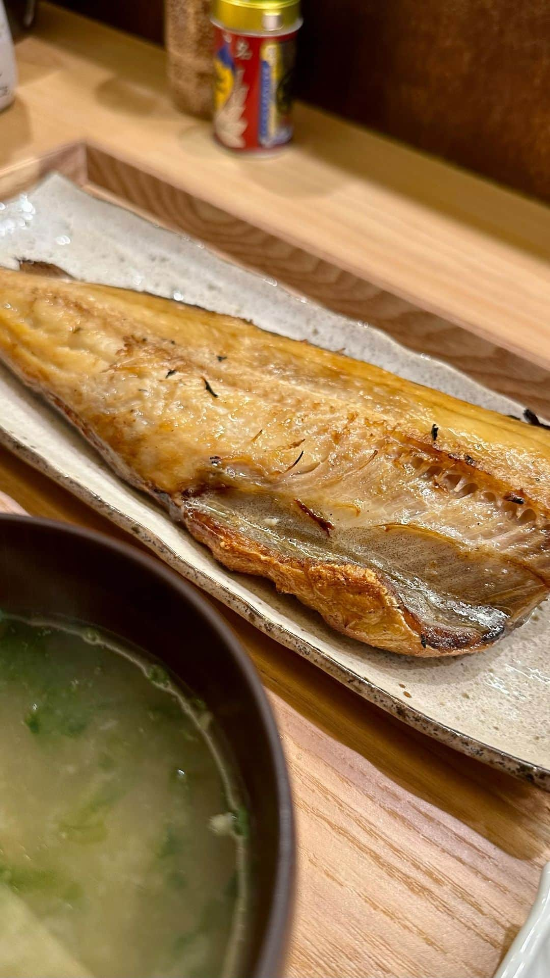 mori_no_tsukueのインスタグラム：「11.15本日OPEN「えびす焼魚食堂」で焼き魚定食 “ホッケ定食”と小鉢2品 “たらこ”と“松前漬” 昼は焼き魚、フライ、煮魚..全て魚の定食 夜は単品色々　1Fカウンター10席　2Fがテーブル席 豊洲・海産物卸会社と恵比寿「 魁人」の共同事業で上質な魚が売りの食堂 お味噌汁が貝出汁で美味、魚もクオリティ高い 元カイトバルの北村店長が仕切ってます @tsukiji_boy ロケーションは恵比寿郵便局交差点付近 ローソン 恵比寿三丁目店の並びです #えびす焼魚食堂 #恵比寿界隈の美味しい店 #ebisugourmet #恵比寿グルメ #恵比寿魚料理」