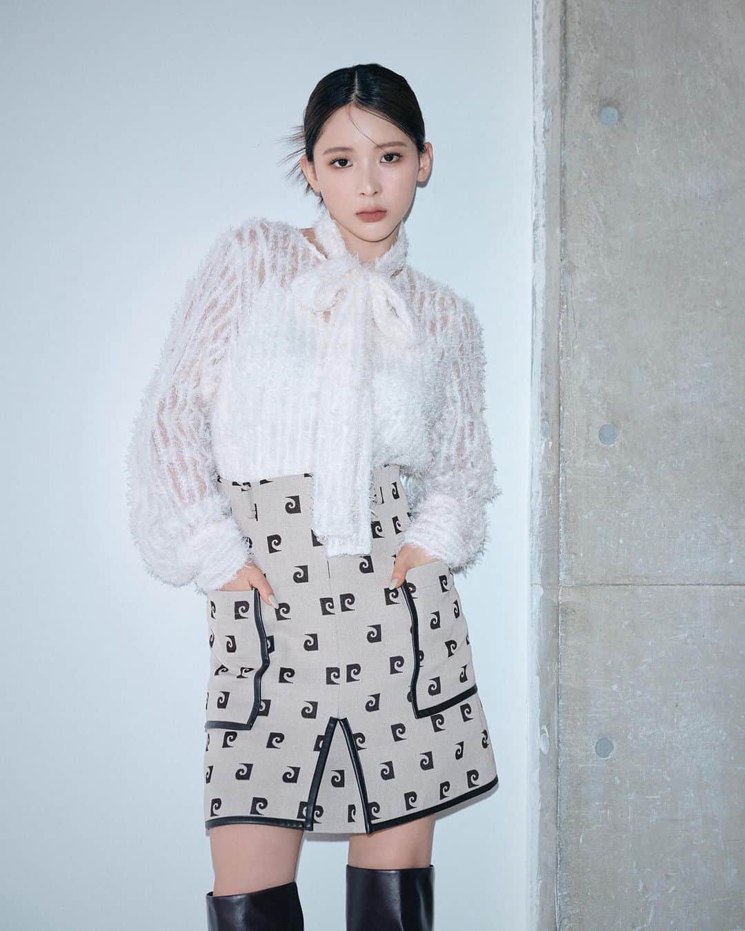 フレイアイディーのインスタグラム：「7DAYS OUTFIT WITH MICHI ニューエイジ、ミチと交わすスタイリングダイアログ  pierre cardin ×  FRAY I.D 到着したばかりのピエール・カルダンとのコラボレーションアイテムを軸に、鮮度の高いスタイリングをご提案。 トレンド要素を大人っぽくシフトした着こなしから、日常をちょっと特別に魅了するテクニックまで。 新世代のファッションアイコン、ミチが1WEEKコーディネートに身を包み、高感度にアプローチ。 @mi0306chi  -DAY5- モノグラム柄スカートでレトロに、ボウタイブラウスがエレガントに。表情豊かな2つをミックスする姿勢に大人の余裕が漂う。注目のロングブーツは、パイピングやモノグラムのブラウンを拾い全体の統一感を調整。ロマンティックを満喫するのが今の気分。  Blouse ¥23,100 (tax in)  Skirt [pierre cardin] ¥20,900 (tax in) Shoes ¥24,200 (tax in)  ●POP UP STOREについて 全国の主要店舗にて、期間限定でPOP UP STOREをオープンいたします。  ■ジェイアール名古屋タカシマヤ店 5階 　期間：11月8日(水)～11月14(火) 　営業時間：10:00～20:00  ■阪急うめだ本店 4階 　期間：11月9日(木)～11月15(水) 　営業時間：10:00～20:00  ■博多阪急店 1階メディアステージ横 　期間：11月22日(水)～11月28(火) 　営業時間：10:00～20:00  ●pierre cardinについて ピエール・カルダンは1950年にアトリエを設立、1959年にオートクチュールデザイナーとして初めてプレタポルテを発表し「モードの民主化」を図る。 その後もデザイナーで初めてライセンスビジネスを興し、家具、車、ジェット機までライフスタイルに関わるあらゆる商品をデザイン。 1960年代に発表した代表作「コスモコールルック」をはじめ、グラフィカルなデザインとカラー、常に時代の先を行くクリエーションは多くのデザイナーに影響を与えた。  #frayid #pierrecardin #michi」