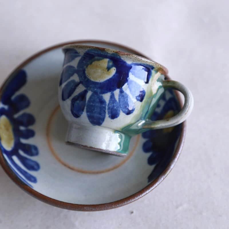 moyaisさんのインスタグラム写真 - (moyaisInstagram)「うつわいっぱいに描かれた花の文様が美しい珈琲碗皿。持ち手には補強のための緑釉が施されており、それがとても綺麗なんです。手仕事のうつわでしか味わえないコーヒータイムをお楽しみください。  #yaora #美しい暮らしの良品  #沖縄 #やちむん  #陶器 #うつわ #lifestyle」11月15日 18時36分 - yaora.life