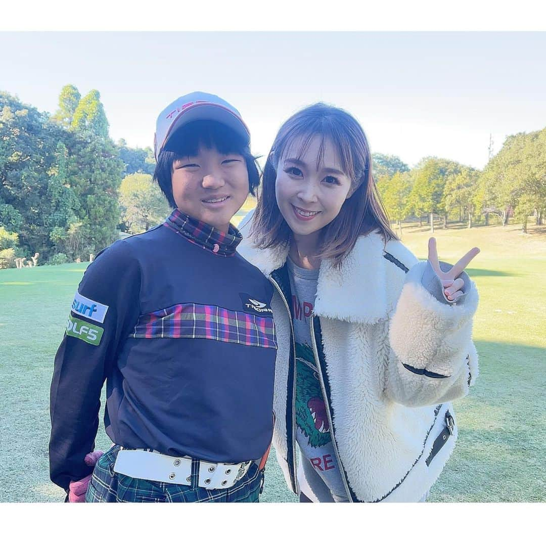 愛内里菜さんのインスタグラム写真 - (愛内里菜Instagram)「須藤弥勒ちゃんのゴルフコンペに行って来ました！⛳️ ⁡ といっても私はゴルフできないので🙇‍♀️ 表彰式で歌わせて頂き🎤✨ ⁡ リハーサル後に 協賛されていた レッドブルジャパン株式会社さんの Red Bullをプレイされているみなさんに お配りしながら 陰ながら応援してきました📣🤣 ⁡ 史上初のジュニアゴルフ世界４大メジャーのグランドスラムを達成し「天才少女」と呼ばれる須藤弥勒ちゃん✨✨ ⁡ 家族みんなでともに積み上げてきた 努力、結束力、そして弥勒ちゃんの素直さ 12歳と思えない芯の強さが 最高の形となって現れてるんだなと感じます。 ⁡ お母さまである みゆきさんとも もっとお話ししたかった😌✨ みゆきさんの子育て論も聞いてみたい😌✨ ⁡ 弥勒ちゃんファミリーが 名探偵コナン大好きで みんなで私に会うのをすごく楽しみにしてくれてたと知り嬉しかったよぉ🥹🙏❣️ ⁡ 「弥勒フレンドリーコンペ」(あおいソリューション主催）の記事が日刊スポーツに掲載されていました✨ 石田純一さんをはじめ、モノマネタレントの布施辰徳さん、長州小力さんなど　たくさんの方々が駆けつけられたコンペでした😆⛳️  😆YouTube！ 「愛内里菜オフィシャルチャンネル」  ⁡ 🐦Twitter 愛内里菜 official @RRikakakiuchi ⁡ ⁡ 😆TikTok 愛内里菜/Rina Aiuchi 　 🟥17配信 愛内里菜_official ⁡ #須藤弥勒　ちゃん　#ゴルフコンペ #愛内里菜  #歌手 再始動 #垣内倶楽部  #バンド   #ライブ #一体化 #絆 #盛り上がりたい  #感謝  #23周年　 #YouTube #ユーチューバー#TikTok」11月15日 18時39分 - rina_aiuchi