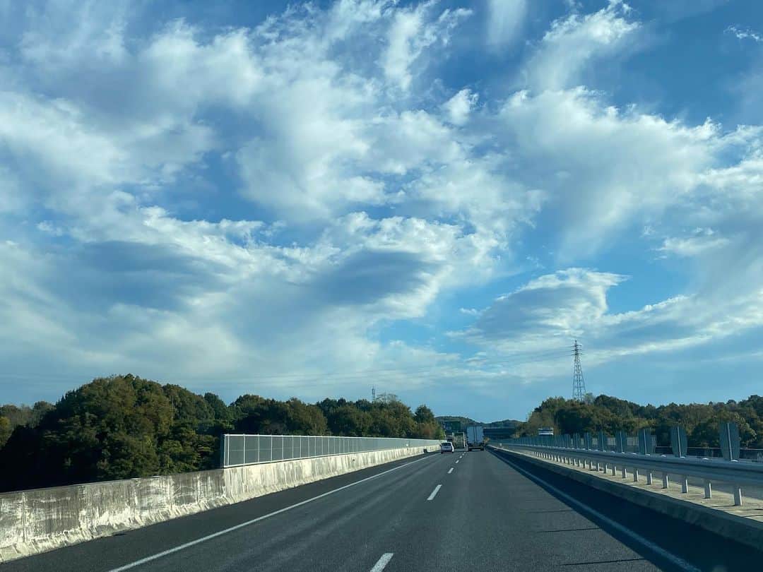 のインスタグラム：「シナモンロールみたいな くるくる雲☁️」