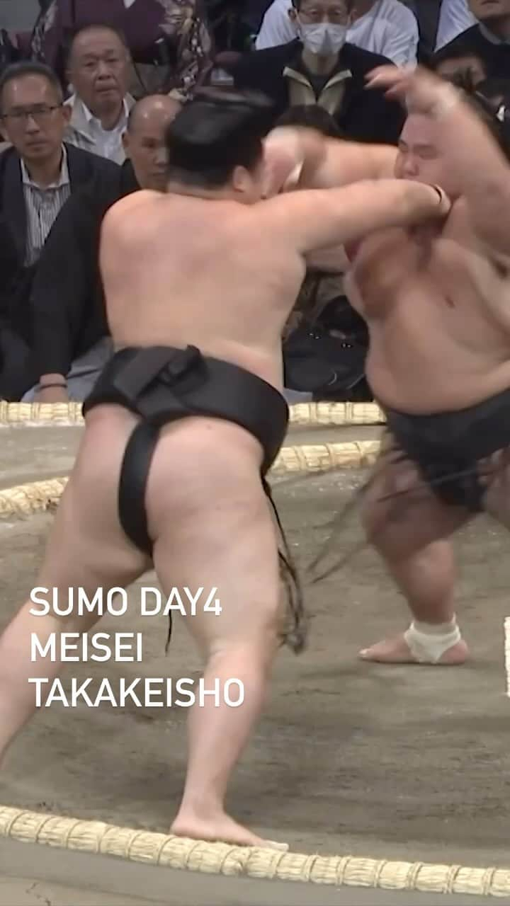 日本相撲協会のインスタグラム：「大相撲九州場所　4日目 貴景勝-明生  #sumo DAY4 Meisei Takakeisho  @sumokyokai #相撲 #九州場所 #九州 #福岡 #お相撲さん #イベント #japan #japanculture #貴景勝 #明生 #TAKAKEISHO #MEISEI」