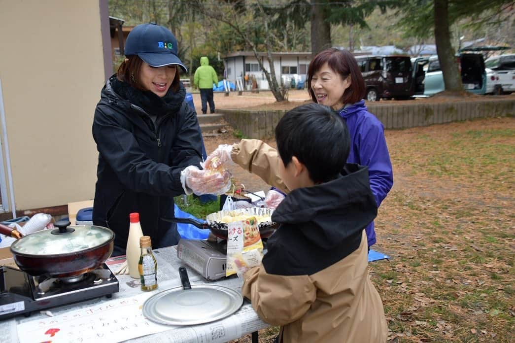 酒井法子さんのインスタグラム写真 - (酒井法子Instagram)「B&G財団さんは、それぞれの家庭の事情等により 自然の中での活動などさまざまな経験、体験が不足している （子ども第3の居場所）の利用者を対象に 日頃できない自然体験活動や文化体験活動を提供し、 心身ともに健全な子供を育てる活動をなさっています。 私は子供健全育成大使として2018年からB&Gさんの活動を サポートさせていただいておりますが、 もう5年も続けさせていただき本当にありがたいです。 今年の7月に沖縄体験ツアーでもご一緒した B&G大町の子供たちと一緒に 木崎湖キャンプ場にて、デイキャンプを実施いたしました。 参加者は大町の牛越市長さんをはじめ B&G財団理事長の菅原さん B＆G大町の子供15名と スタッフの皆様 私でございます。 前回は沖縄でしたので美ら海水族館を巡ったり カヌーやバナナボードに乗ったりできて THE夏休みを体験させていただきました。 そこで出会えた博識のS君との 再会に胸躍らせておりました💕 美少女Uちゃんとの再会もこれまた楽しみでございます。 大阪で仕事をしていた私は手土産に 大阪通天閣チョコレートを片手に馳せ参じます。 紅葉も進みアルプス山脈から流れてくる 澄んだ川の流れを眺めながら、長野駅から 車で30分ほど走ると木崎湖キャンプ場に到着 澄んだ空気が頬に冷たく胸いっぱいに吸い込みたくなる 超絶クリアな空気の中での自然体験 毎年B&G大町の子供たちは体験できるキャンプだそうです😊 羨ましい！！ 到着後、大町の牛越市長さんのご挨拶から始まり とっても優しい市長さん。子供が市長さんのファンです！ と言っているのが微笑ましかったです。🤣 我らが菅原理事長も断固としてお兄さんを通された ご挨拶をなさってほんとに面白いです。 私はことあるごとに酒井法子さんからとか、 酒井法子さんと一緒にとご紹介いただき 毎回フルネームで呼ばれて面白かったです。 一人の男の子が女優さん💜とずっと呼んでくれて、 読み聞かせに力が入ったことは言うまでもありません。 子供たちは相変わらず、素直で無邪気で本当に可愛い子ばかり 前回の7月の沖縄体験ツアーの話を 家族や周りに話したら羨ましがられたよ！とか😭 博士S君は碧いうさぎ聴きました！ と言ってくれました😭 約束も守る男S君ありがとう酒井法子さんは嬉しかったよ😭 他の子達も、お母さんがファンだから写メとってくださいとか 言ってくれたり、可愛すぎる。 一緒にウインナーや野菜を焼いて焼の達人になったり。 女の子達はこの日は急に寒くなり薄着だったので 抱っこしてあげてたらカンガルーの親子の気持ちが なんかわかるっていうか 一生抱っこしていたいくらい可愛いです。 読み聞かせも寒い中、 真剣に聞いてくれてこんなにいい子たちの 先生やったら楽しいだろうなーと思ってみたり。。 B&Gの拠点のお世話をしてくださってる 先生やお姉さん、お兄さんたちの強さと優しさにも感動しました。 私は大使だから、たまに行くだけですけど これらの事が毎日のこととなると本当に大変だろうなって思うし 頭が下がる想いでした。🙇‍♀️ きっと拠点の皆様、それぞれのご両親が素晴らしいから あんないい子たちに育ってるんだろうな。 改めてB&G財団さんのこのような素晴らしい取り組みに 私もその輪の中に入れていただき本当に感謝致しております。 #B&G財団 #子ども健全育成大使 #酒井法子」11月15日 18時41分 - noriko_sakai_official