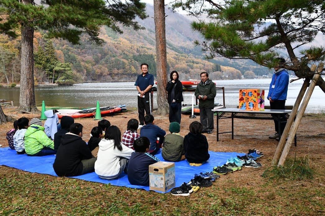 酒井法子さんのインスタグラム写真 - (酒井法子Instagram)「B&G財団さんは、それぞれの家庭の事情等により 自然の中での活動などさまざまな経験、体験が不足している （子ども第3の居場所）の利用者を対象に 日頃できない自然体験活動や文化体験活動を提供し、 心身ともに健全な子供を育てる活動をなさっています。 私は子供健全育成大使として2018年からB&Gさんの活動を サポートさせていただいておりますが、 もう5年も続けさせていただき本当にありがたいです。 今年の7月に沖縄体験ツアーでもご一緒した B&G大町の子供たちと一緒に 木崎湖キャンプ場にて、デイキャンプを実施いたしました。 参加者は大町の牛越市長さんをはじめ B&G財団理事長の菅原さん B＆G大町の子供15名と スタッフの皆様 私でございます。 前回は沖縄でしたので美ら海水族館を巡ったり カヌーやバナナボードに乗ったりできて THE夏休みを体験させていただきました。 そこで出会えた博識のS君との 再会に胸躍らせておりました💕 美少女Uちゃんとの再会もこれまた楽しみでございます。 大阪で仕事をしていた私は手土産に 大阪通天閣チョコレートを片手に馳せ参じます。 紅葉も進みアルプス山脈から流れてくる 澄んだ川の流れを眺めながら、長野駅から 車で30分ほど走ると木崎湖キャンプ場に到着 澄んだ空気が頬に冷たく胸いっぱいに吸い込みたくなる 超絶クリアな空気の中での自然体験 毎年B&G大町の子供たちは体験できるキャンプだそうです😊 羨ましい！！ 到着後、大町の牛越市長さんのご挨拶から始まり とっても優しい市長さん。子供が市長さんのファンです！ と言っているのが微笑ましかったです。🤣 我らが菅原理事長も断固としてお兄さんを通された ご挨拶をなさってほんとに面白いです。 私はことあるごとに酒井法子さんからとか、 酒井法子さんと一緒にとご紹介いただき 毎回フルネームで呼ばれて面白かったです。 一人の男の子が女優さん💜とずっと呼んでくれて、 読み聞かせに力が入ったことは言うまでもありません。 子供たちは相変わらず、素直で無邪気で本当に可愛い子ばかり 前回の7月の沖縄体験ツアーの話を 家族や周りに話したら羨ましがられたよ！とか😭 博士S君は碧いうさぎ聴きました！ と言ってくれました😭 約束も守る男S君ありがとう酒井法子さんは嬉しかったよ😭 他の子達も、お母さんがファンだから写メとってくださいとか 言ってくれたり、可愛すぎる。 一緒にウインナーや野菜を焼いて焼の達人になったり。 女の子達はこの日は急に寒くなり薄着だったので 抱っこしてあげてたらカンガルーの親子の気持ちが なんかわかるっていうか 一生抱っこしていたいくらい可愛いです。 読み聞かせも寒い中、 真剣に聞いてくれてこんなにいい子たちの 先生やったら楽しいだろうなーと思ってみたり。。 B&Gの拠点のお世話をしてくださってる 先生やお姉さん、お兄さんたちの強さと優しさにも感動しました。 私は大使だから、たまに行くだけですけど これらの事が毎日のこととなると本当に大変だろうなって思うし 頭が下がる想いでした。🙇‍♀️ きっと拠点の皆様、それぞれのご両親が素晴らしいから あんないい子たちに育ってるんだろうな。 改めてB&G財団さんのこのような素晴らしい取り組みに 私もその輪の中に入れていただき本当に感謝致しております。 #B&G財団 #子ども健全育成大使 #酒井法子」11月15日 18時41分 - noriko_sakai_official