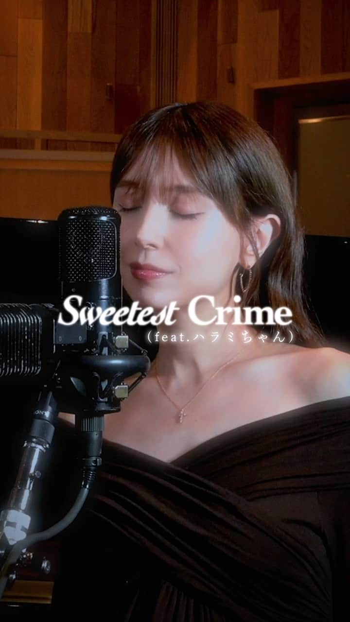 May J.のインスタグラム：「新曲"Sweetest Crime” が今日配信スタートしました🪽  楽しい時も、辛い時も。 幸せで満ち足りた瞬間も、苦痛で耐え難いその罪でさえも。 全ての時を隣で過ごし、共感し成長していく運命共同体。 これから未来を共に歩んでいく人への、尊く美しい”無償の愛”。 タイトルの『Sweetest Crime』にはそんな思いが詰まっています。  楽曲の制作は今井さん、ハラミちゃんと3人でスタジオに集まり、ゼロから一緒に作っていきました。 ハラミちゃんらしさが伝わるダイナミックなアレンジと、 イントロやサビではピアノの旋律が美しく引き立つように。 今井さんの的確で素晴らしいアイディアと、私の漠然とした”モノ”を汲み取って具現化してくれる、超人的な能力と。(笑) 二人のおかげで次々とメロディーが浮かび、あっという間に骨組みが完成しました。  何度も合宿のように3人で集まり、(朝9時から集まる日もあり、とても健康的な制作でした笑) できたメロディーを聴きながら、どんな歌詞にするかテーマを話し合ったり、他愛のない話をしたり。 本当に楽しくて充実した時間だったからこそ、生まれた曲だと思っています。  レコーディングでは、ハラミちゃんと今井さんのアドバイスをもらい、細かいニュアンスを意識しながら納得いくまで何度も歌いました。 エアリーな優しさと、芯のある力強さ、両方を感じていただけるように試行錯誤しました。 産まれたてのようなピュアさと、生命の力強さを感じるバラードに仕上がっていると思います。  皆さんにも、この愛が届きますように。 ”たとえ何があっても”皆さんが愛に包まれますように。  May J.」