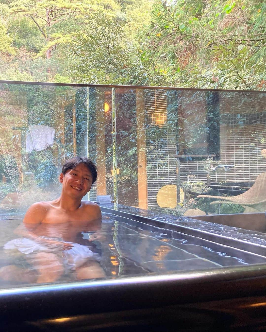 山中真さんのインスタグラム写真 - (山中真Instagram)「・ 昨日は石川県加賀市 山中温泉から！  紅葉の名所、鶴仙渓は 色づきがまだ少し、だったけど。  石の黒谷橋、 木のこおろぎ橋、 鉄のあやとり橋、 がまた風情ありまして。  温泉旅館たわらやは 創業800年、 鎌倉時代からあるんですって！  #mbs #よんチャンtv  #毎日生中継 #山ちゃん中継 #加賀温泉郷　#山中温泉 #鶴仙渓　#あやとりはし #たわらや」11月15日 18時52分 - makorine1120