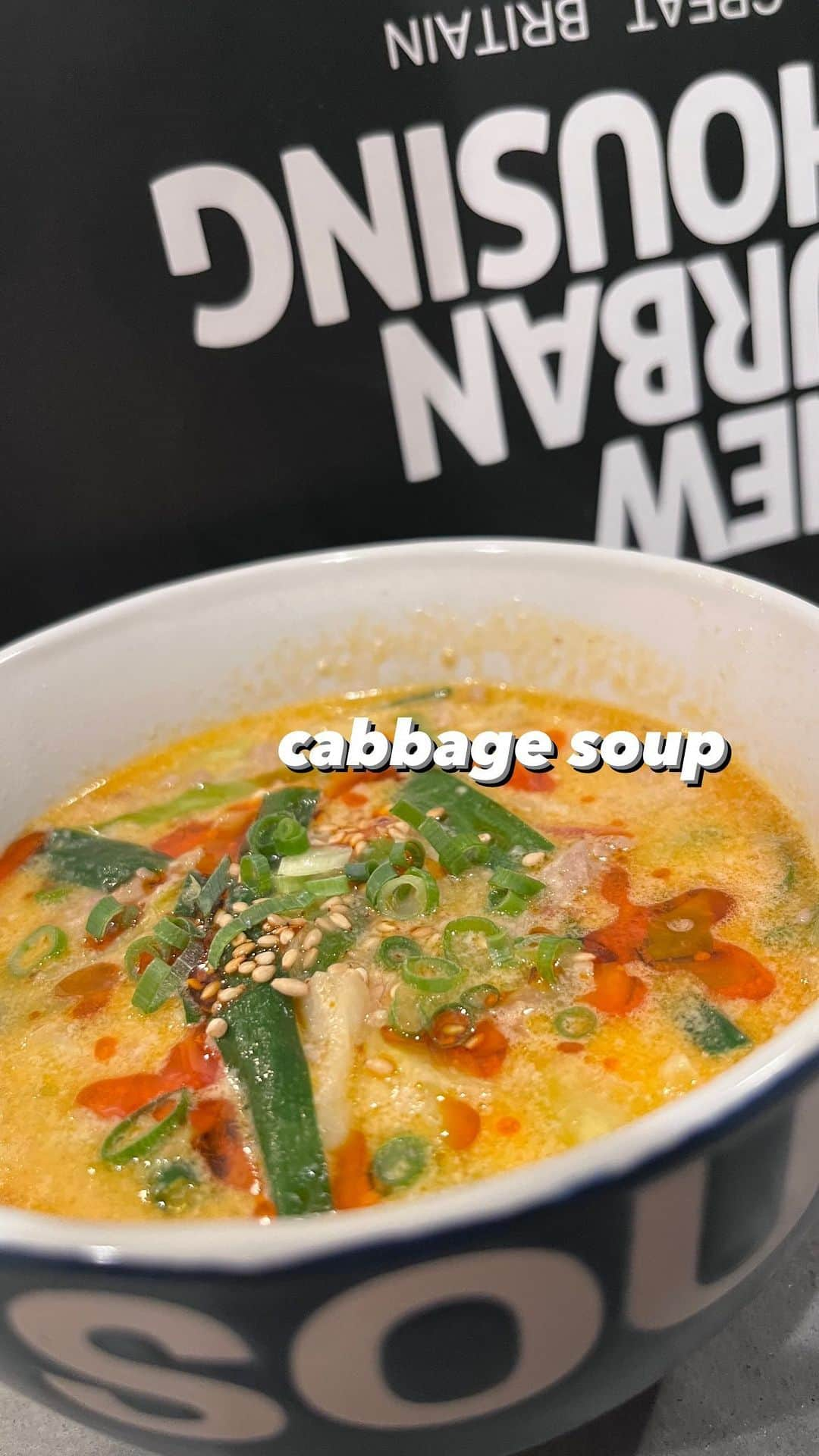 NANAのインスタグラム：「cabbage soup🥣  餃子作ろうか迷って寒くてやっぱりスープに😅キャベツの坦々スープ😋  ざっくりレシピ🤓_✍� ごま油に生姜とニンニクと豆板醤を炒める(豆板醤は辛さ好みで量を)豚ひき肉炒めてキャベツ、ニラも炒める。  そこにお水と牛乳を入れて中華スープの素、甜菜糖、蜂蜜、アワビのオイスターソース、味噌、出汁醤油、すりゴマたっぷり入れて5分くらい煮て出来上がり✋最後に辛そうで辛くない少し辛いラー油を垂らして😋  せなには春雨入れました！私はチンゲン菜入れました！ポカポカになるよ☺️🔆  味見しながら作ってね😅  #lifestyle#キャベツの坦々スープ#レシピ#レシピ動画 #スープ#soup#cooking#料理動画#recipe#recipeshare」