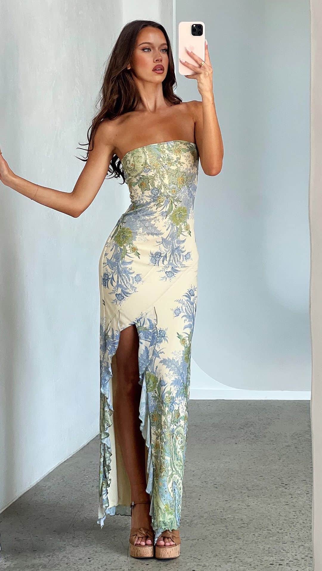 tiger Mistのインスタグラム：「The Theo Maxi Dress. ♡ Make it yours with 40% OFF!」