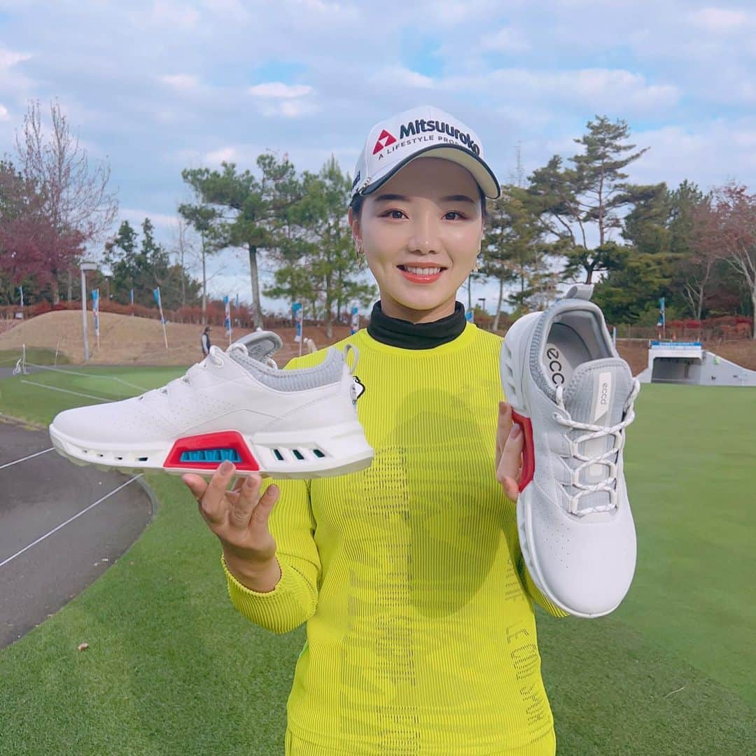 セキユウティンのインスタグラム：「新しい靴をはいて、 新しい道を歩きます☺️💪🏻 @eccogolf A fresh start to the fresh week 👟： #ECCOGOLF  BIOM C4👍🏻」