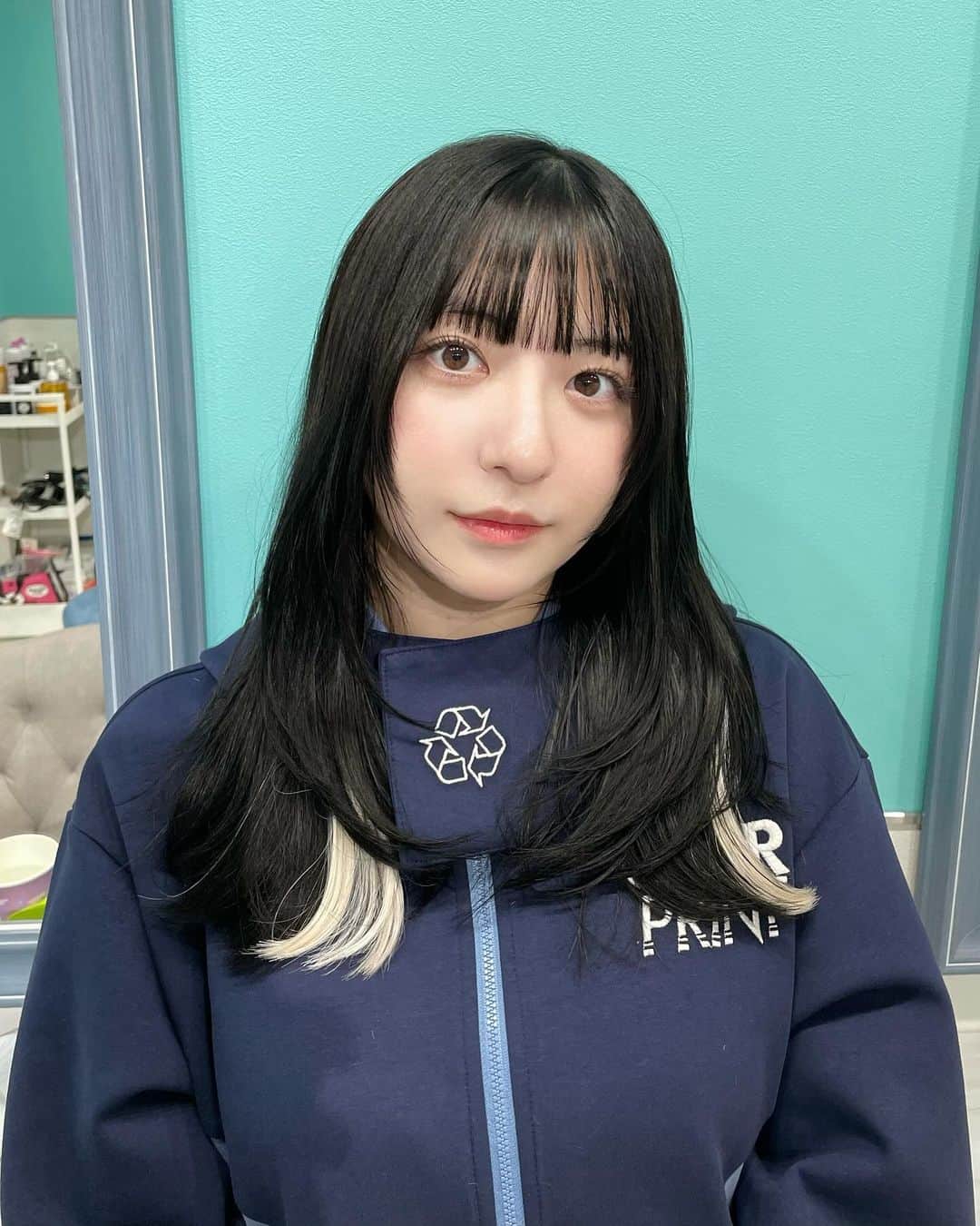 麻倉瑞季のインスタグラム：「髪の毛ちょこっとイメチェン🫶🏻 ブルーブラックに染めてカラーエクステ入れたの🌷」