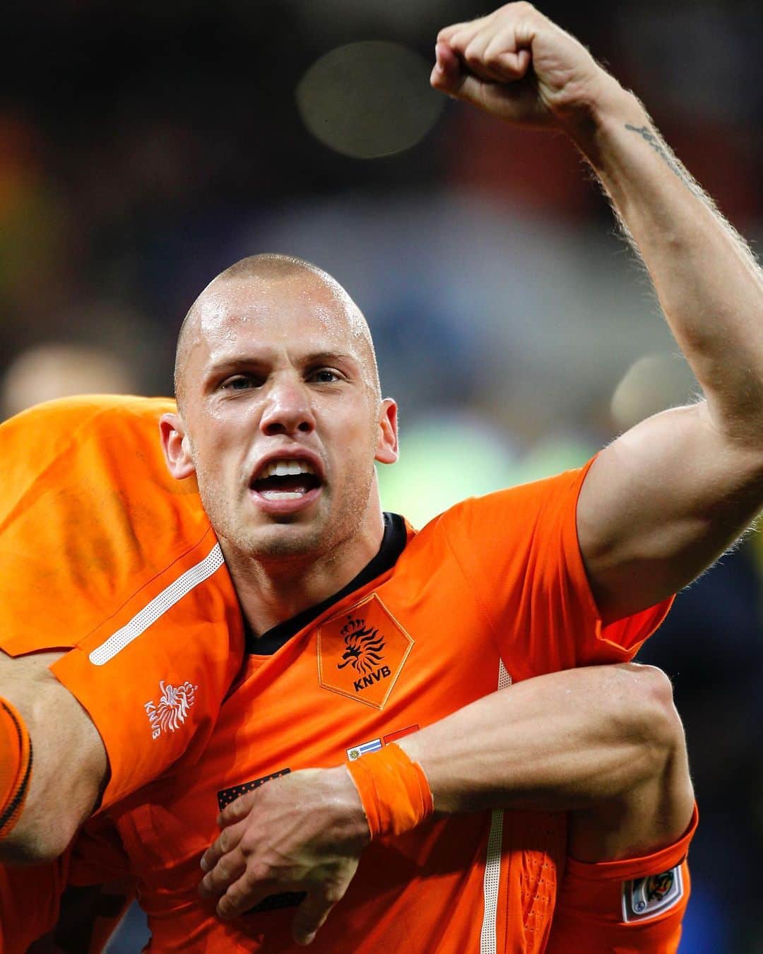 サッカー オランダ代表チームのインスタグラム：「87 caps for Oranje. Playing at three EUROs & two World Cups! 🥵  A very happy 40th birthday to you, @johnheitinga! 🫵🧡  #NothingLikeOranje」
