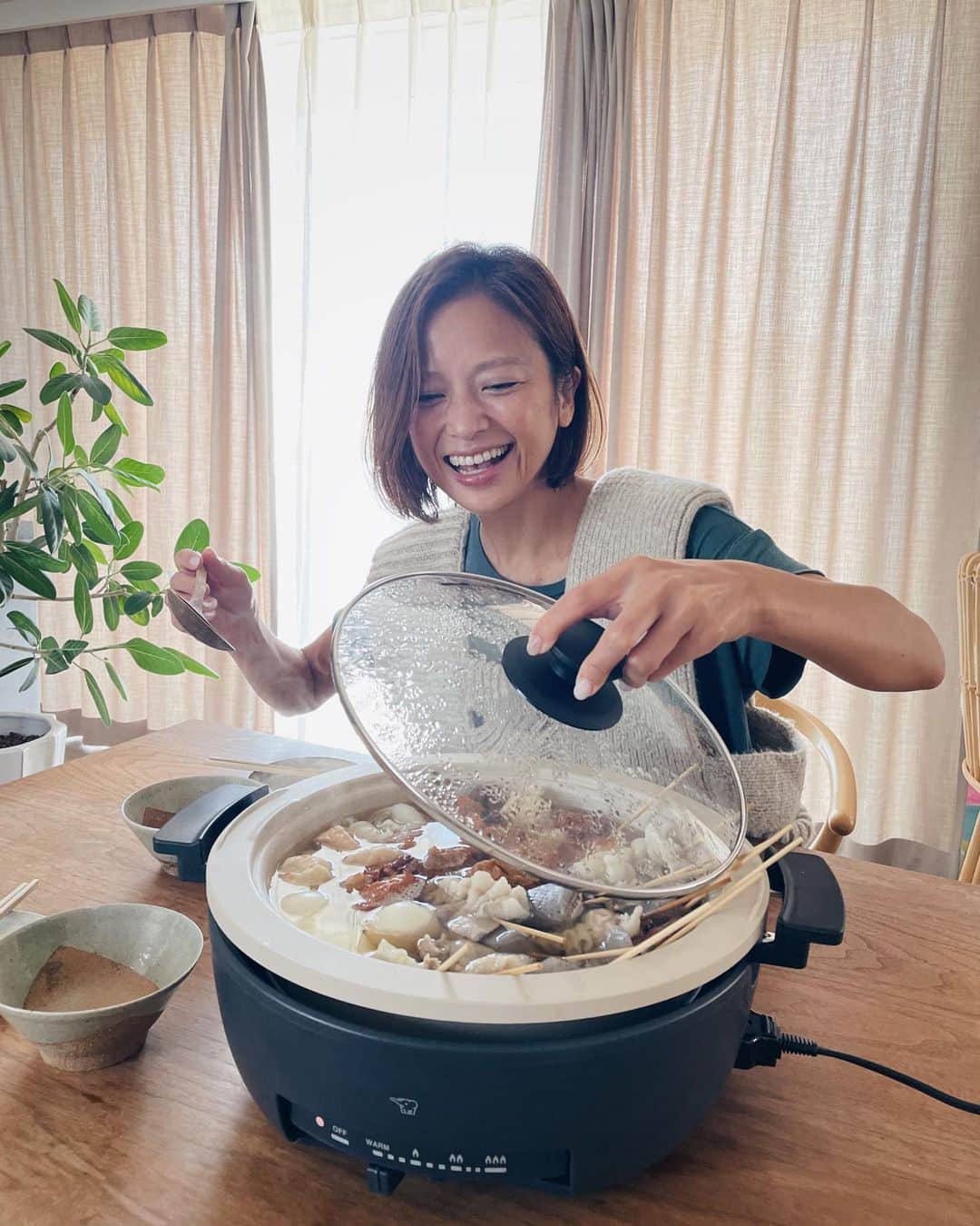 原田沙奈子さんのインスタグラム写真 - (原田沙奈子Instagram)「なべの季節がやってきた！ 赤ちゃんいると卓上で完成する料理がホント楽で助かる🫶 しかもホカホカのご飯が食べられる幸せ。  熱々食べて欲しくて食べる直前にテーブル出しても割とすぐ冷めちゃう季節になってきたもんなぁ。  我が家で使ってる @zojirushi_official のグリルなべ　EP-FS30🐘 何が素晴らしいかって、マットでシンプルなビジュアルはもちろんなんだけど、本体ガードとヒーター部分がスッと外せるから色々と汚れやすいボディが丸洗いできちゃう！←これ、すごく有難い あと、軽い！ので棚の奥にしまっても取り出すの苦じゃない。  使う人のこともすごく考えられていて、本体ガードで熱いプレートに触れにくかったり、万が一、電源コードに引っかかってもマグネットプラグだからちゃんと外れてくれる。 小さい子供いるとコード問題ありますよね🤔  プレートも3種類、 ・土鍋風なべ（直火OKなので下ごしらえもスピーディー） ・たこ焼きプレート（子供も大人も盛り上がる必須プレート） ・すき焼きなべ（チャーハンや焼きそばのアレンジも◎） たぶん、この３つあれば、何でもできると思う…  次はチーズタッカルビやってみるんだ🤍たのしみー これからの季節にも大活躍してもらお。  #PR #象印 #象印マホービン #鍋料理」11月15日 18時48分 - sanakoharada