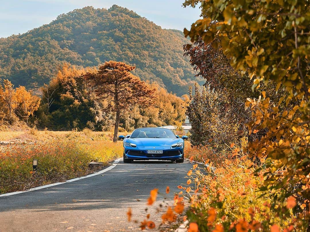 Ferrari Japanのインスタグラム：「走りの楽しさを書き換える。​  紅葉の錦、深く豊かな秋のドライブを #Ferrari296GTS と共に  #Ferrari #FerrariJapan #DrivingFerrari #Ferraristi #FerrariAPAC #Korea  #フェラーリ」