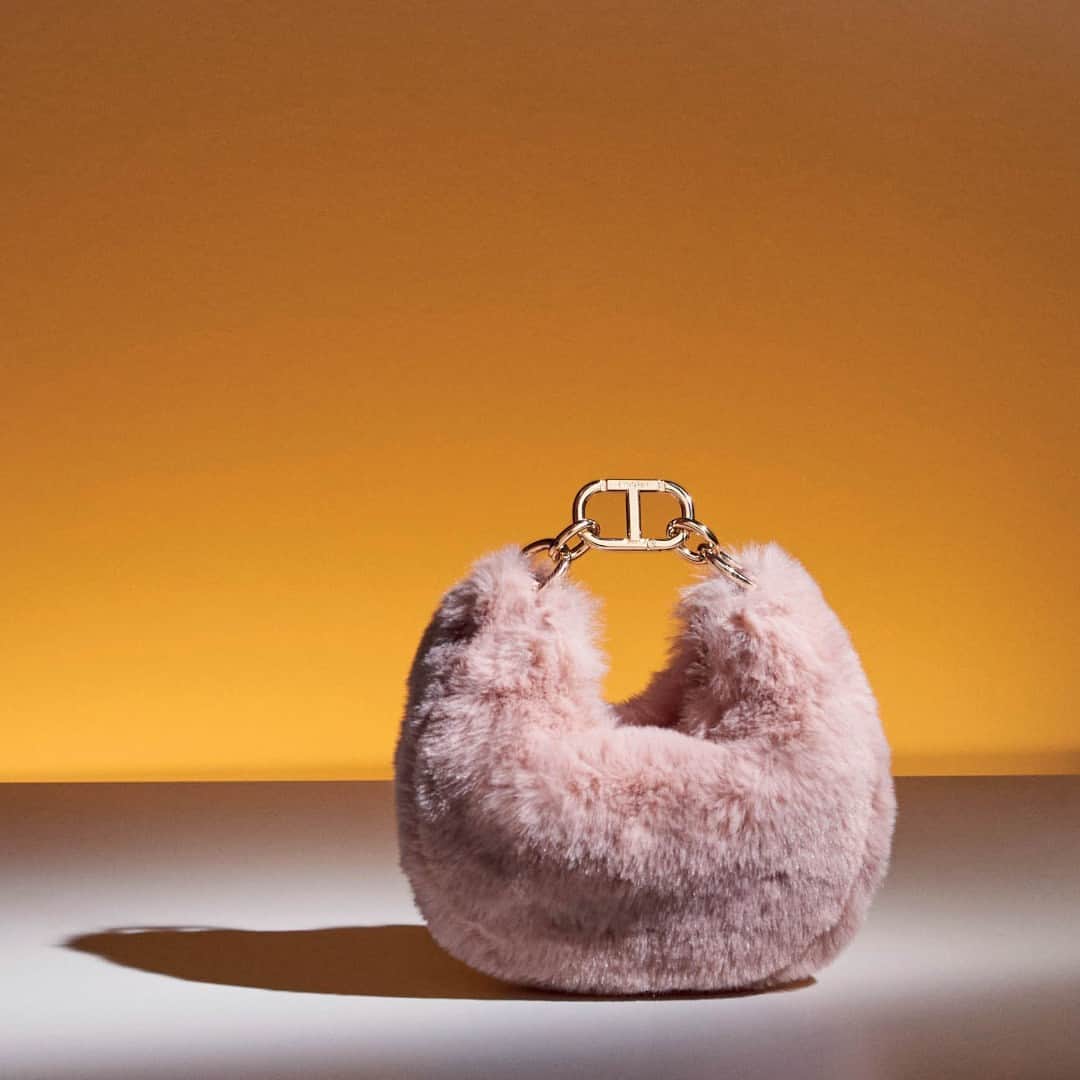 ツインセットのインスタグラム：「Make your mark with the ‘Mini Croissant’ faux fur crescent-shaped bag 🥐💖 Playful character and glam attitude to elevate your seasonal looks ✔️🤩 #twinsetmilano #twinsetlover #mytwinsetbag」