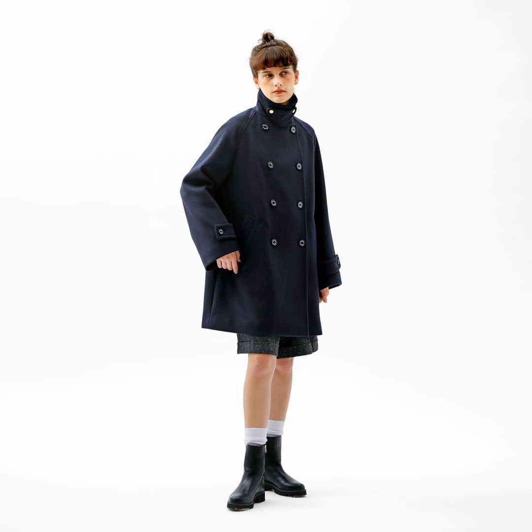 MACKINTOSH PHILOSOPHYのインスタグラム：「【WOMEN】 22年秋冬にデビューし瞬く間に人気モデルとなったWELBURY (ウェルベリー)。 Aラインシルエットの愛らしいステンカラーコートで、どんな着こなしにもフィットする、人気急上昇中の注目モデルです。 今季はダブルブレストのタイプが仲間入り。クラシカルなダブルブレストのコートも、ウェルベリーのシルエットになると、優しい印象が際立ちます。  WELBURY DOUBLE (H5B13-250)  ￥88,000(with tax)  BLOUSE(H5M07-214)  ￥19,800(with tax)  PANTS(H5R09-266)  ￥24,200(with tax)  BAG(H5110-205)  ￥26,400(with tax)  #mackintoshphilosophy #マッキントッシュフィロソフィー #mackintosh #マッキントッシュ #23aw」