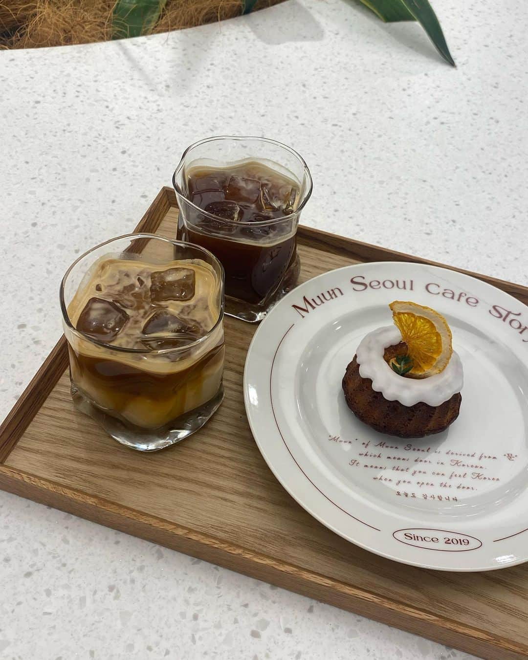 Rinaのインスタグラム：「行ってみたかった韓国カフェ🍰🤍  📍 @muun_seoul 横浜ビブレ3階  夕方に行ったから食べたかったスイーツとかパンが全然なかった😂（笑）だから早めにきた方が色々種類があって良さそうかな。  カフェラテとアメリカーノとパウンドケーキ食べたよん🧁平日だったのもあって人が全然いなくてゆっくり過ごせた🌙音楽もめっちゃ良くてまた行きたいなぁ〰️」